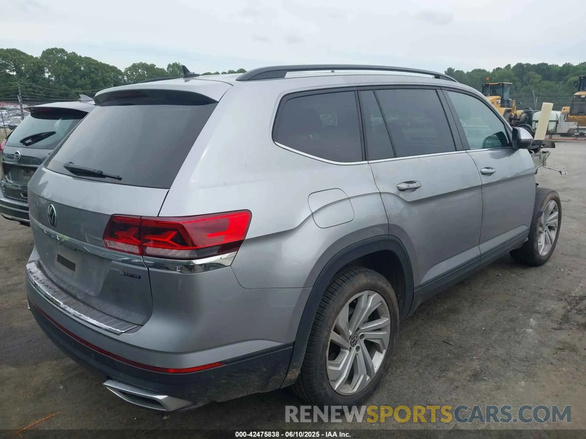 4 Photograph of a damaged car 1V2KP2CAXPC522257 VOLKSWAGEN ATLAS 2023