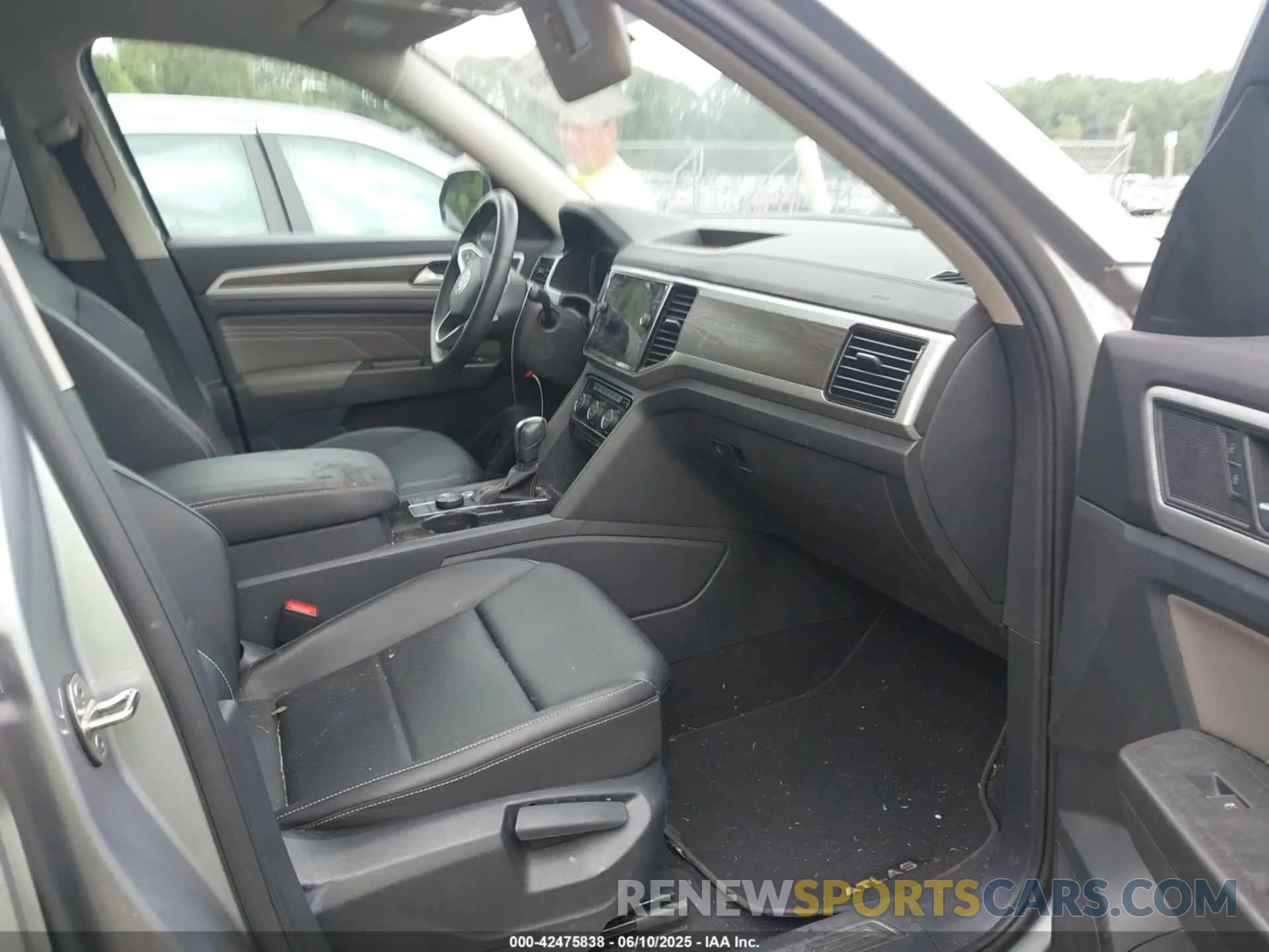 5 Photograph of a damaged car 1V2KP2CAXPC522257 VOLKSWAGEN ATLAS 2023