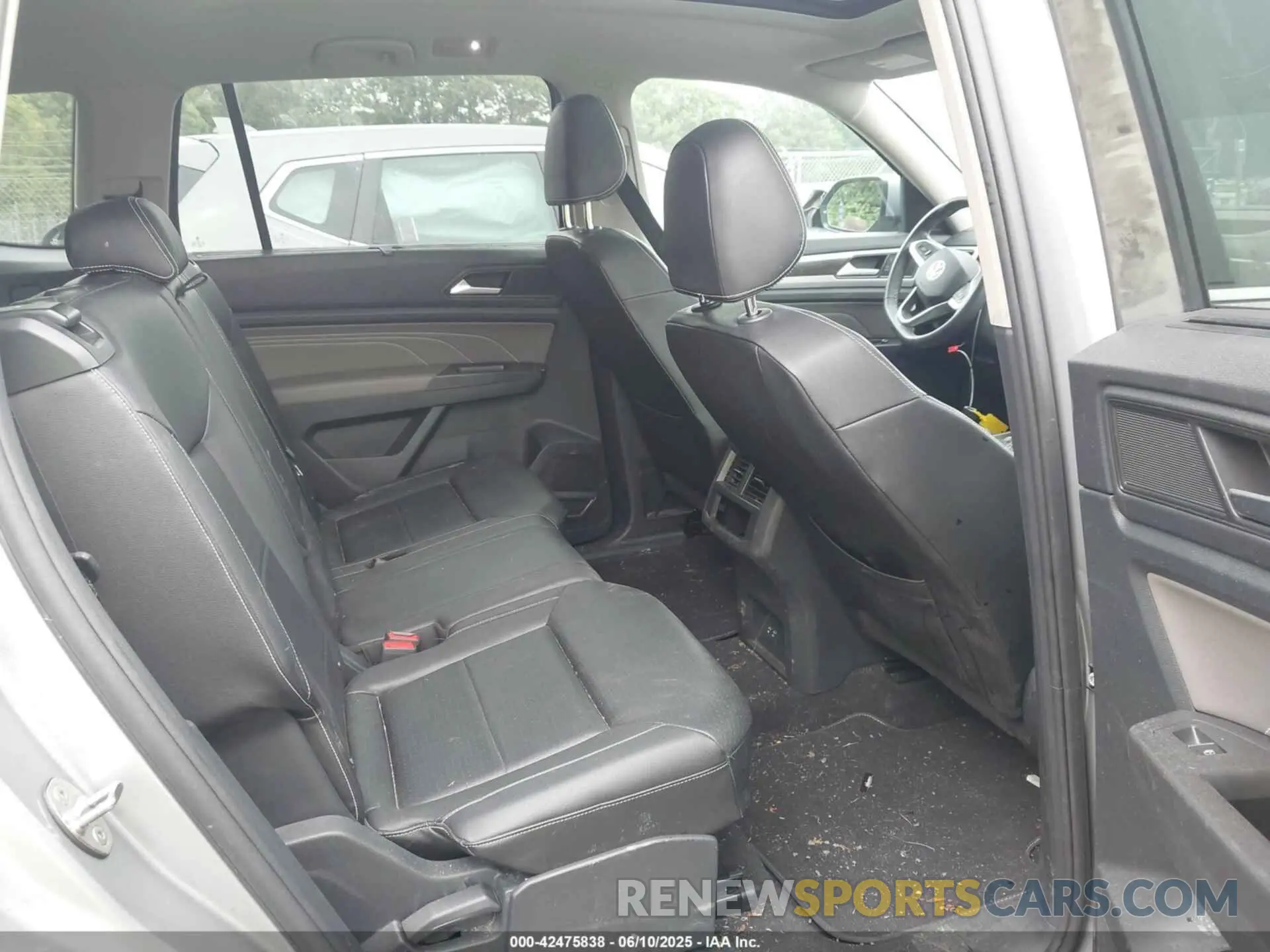 8 Photograph of a damaged car 1V2KP2CAXPC522257 VOLKSWAGEN ATLAS 2023