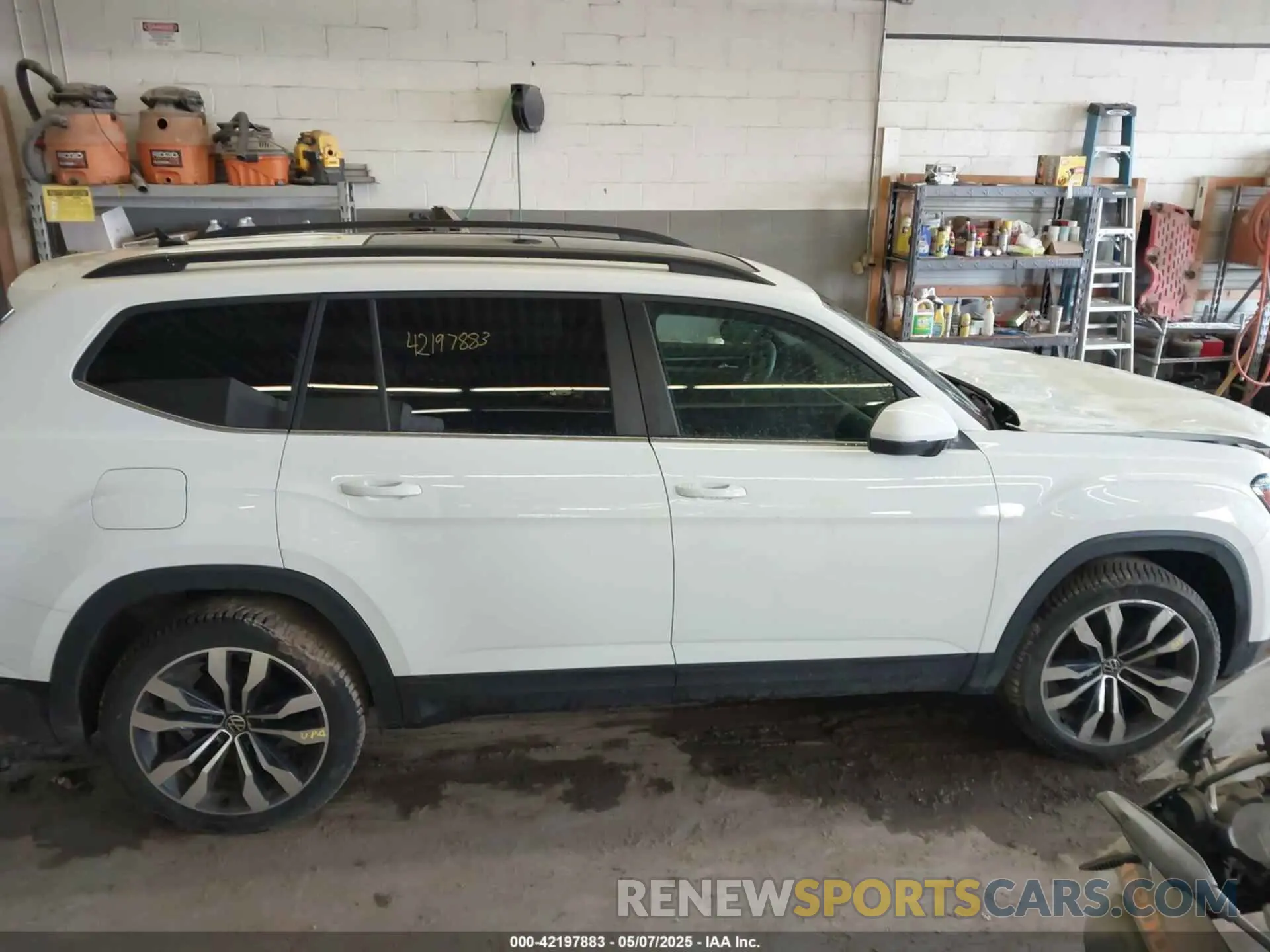 14 Photograph of a damaged car 1V2KR2CA0PC537828 VOLKSWAGEN ATLAS 2023