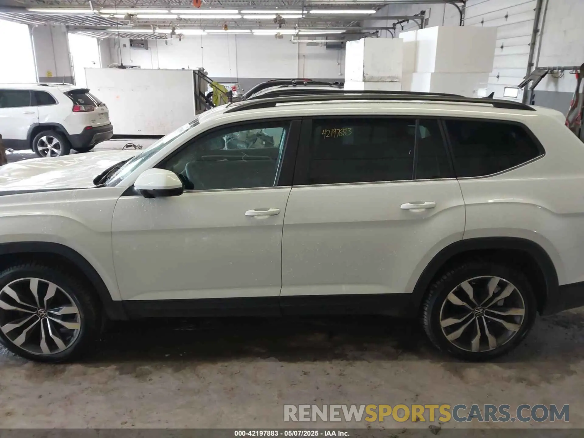 15 Photograph of a damaged car 1V2KR2CA0PC537828 VOLKSWAGEN ATLAS 2023