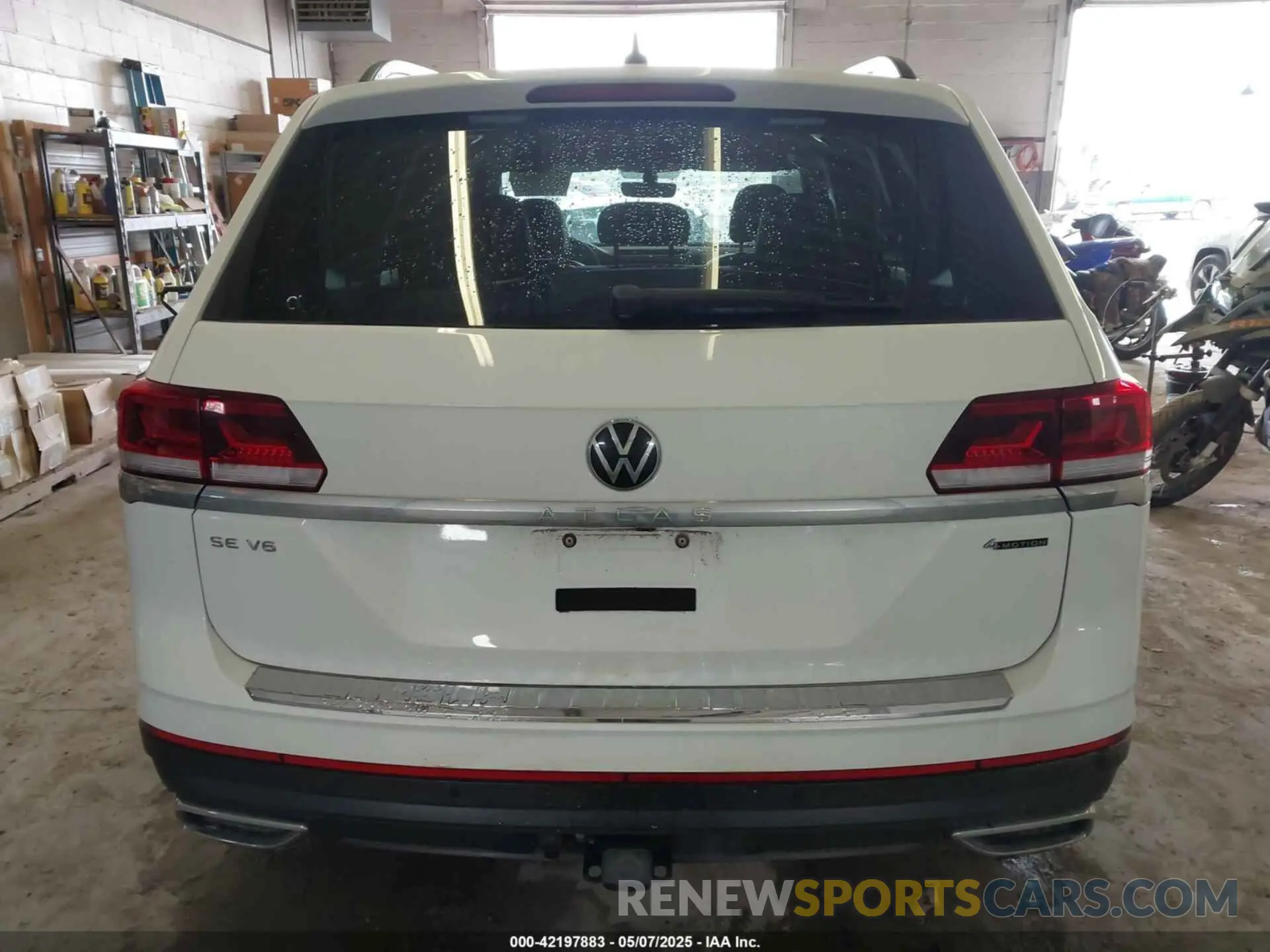 17 Photograph of a damaged car 1V2KR2CA0PC537828 VOLKSWAGEN ATLAS 2023