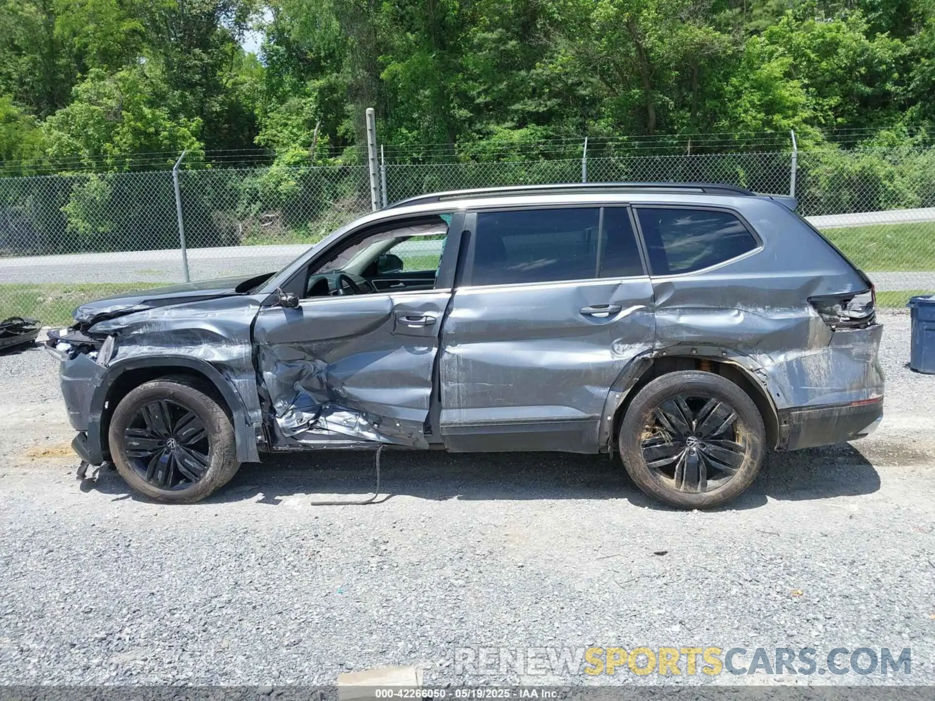 14 Photograph of a damaged car 1V2KR2CA1PC541564 VOLKSWAGEN ATLAS 2023