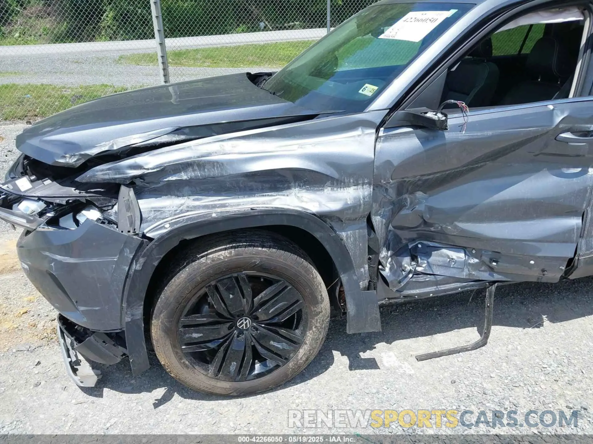 18 Photograph of a damaged car 1V2KR2CA1PC541564 VOLKSWAGEN ATLAS 2023
