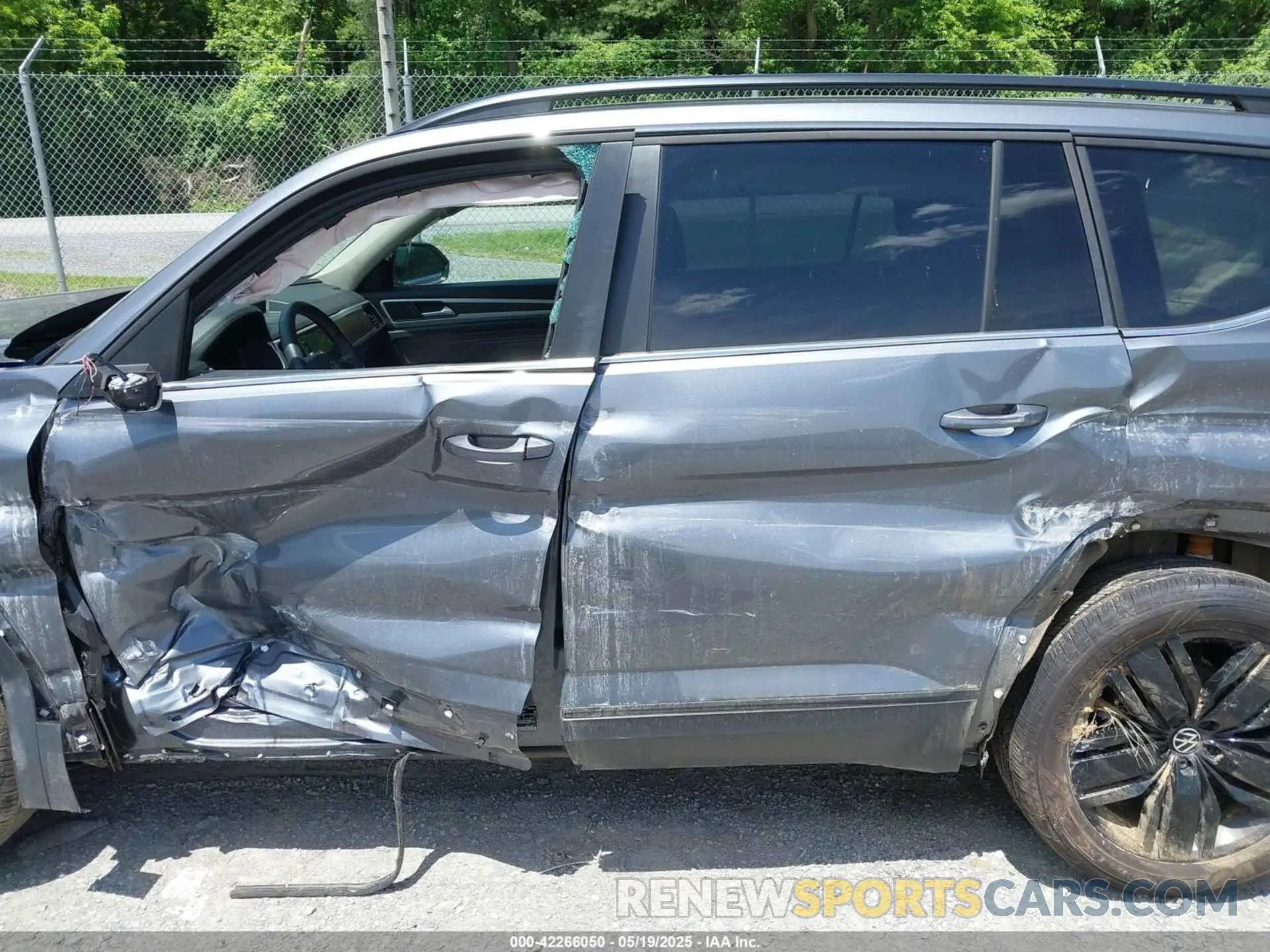 19 Photograph of a damaged car 1V2KR2CA1PC541564 VOLKSWAGEN ATLAS 2023