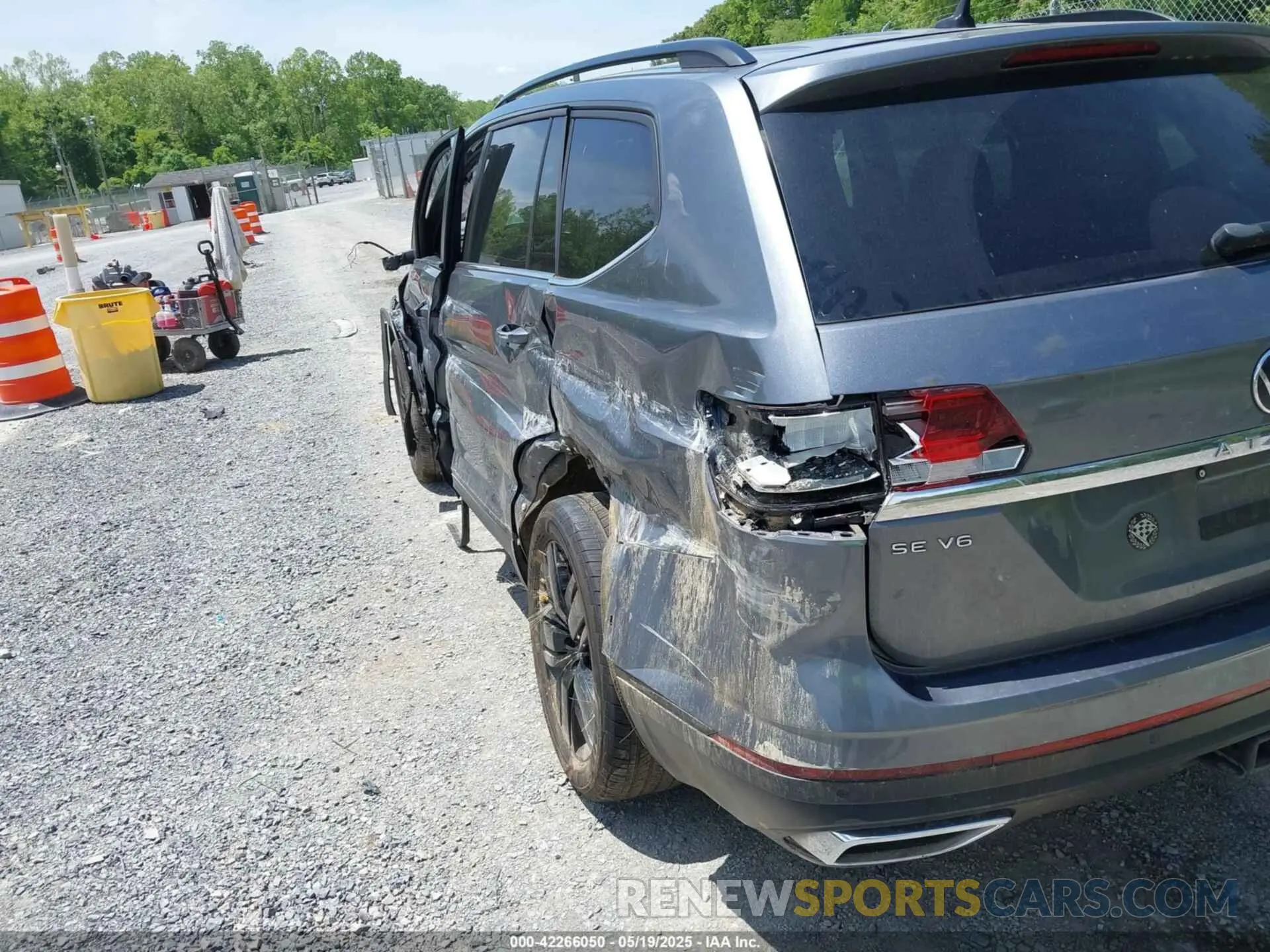 21 Photograph of a damaged car 1V2KR2CA1PC541564 VOLKSWAGEN ATLAS 2023