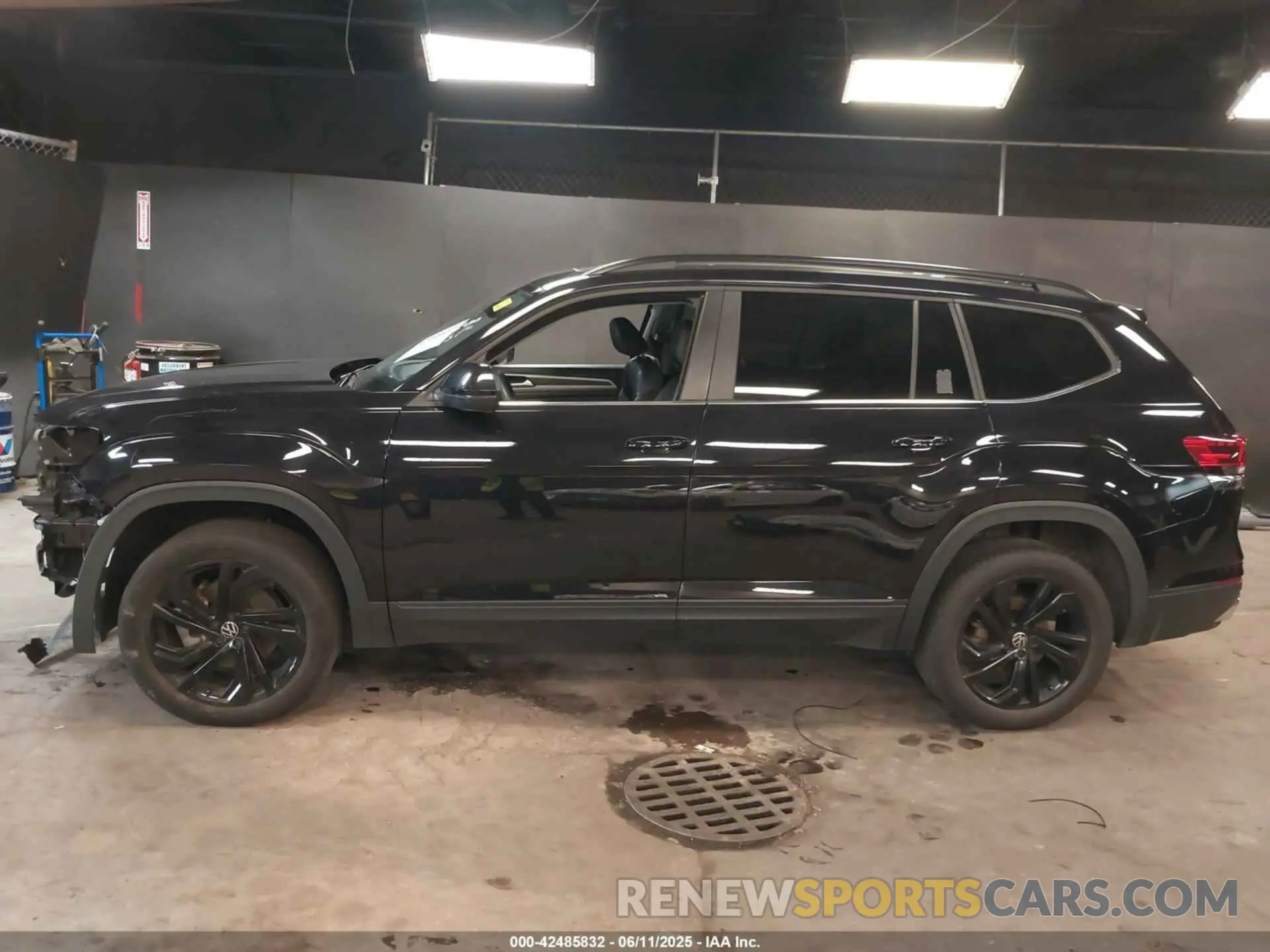 15 Photograph of a damaged car 1V2KR2CA1PC545467 VOLKSWAGEN ATLAS 2023