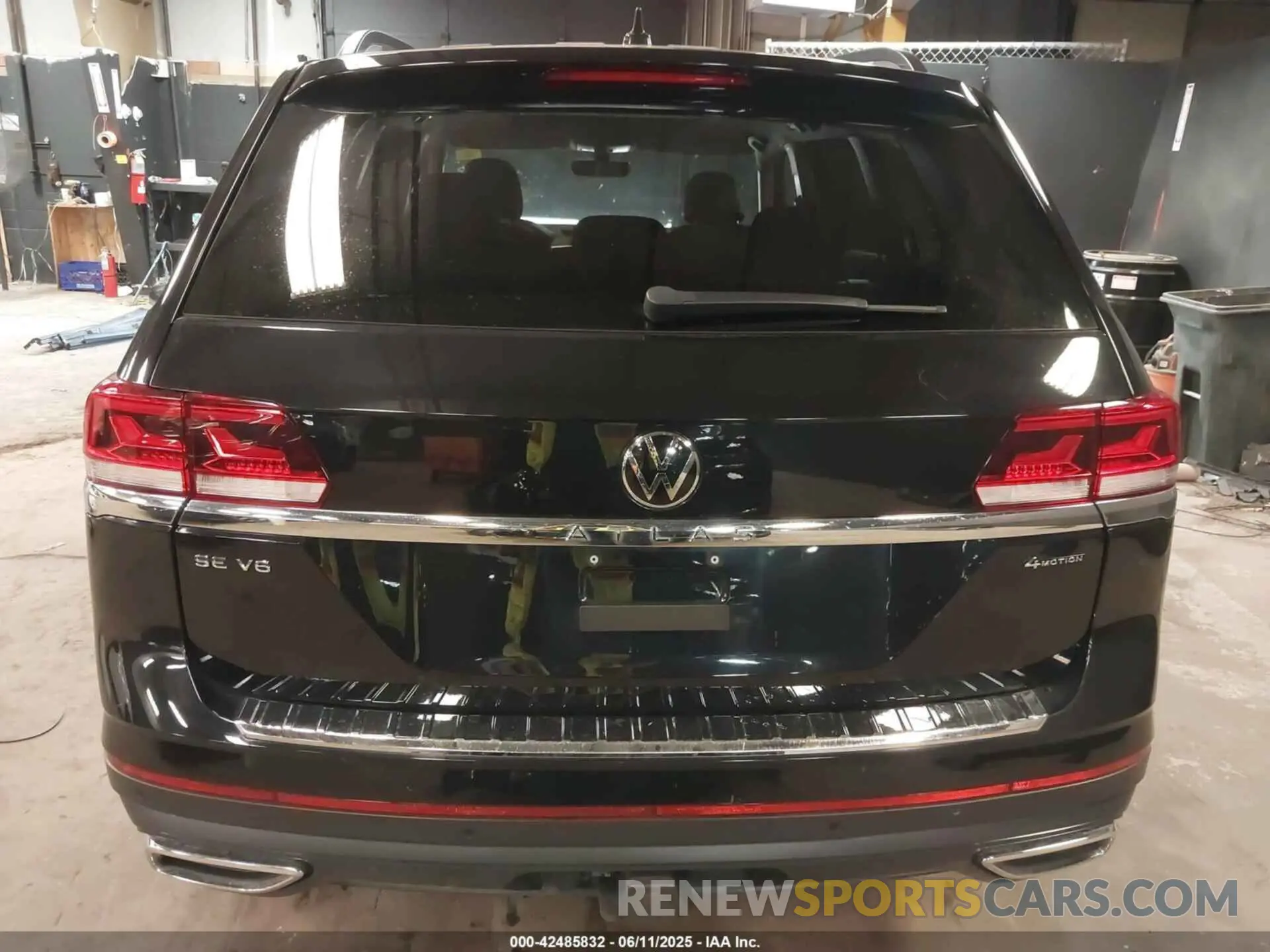 17 Photograph of a damaged car 1V2KR2CA1PC545467 VOLKSWAGEN ATLAS 2023