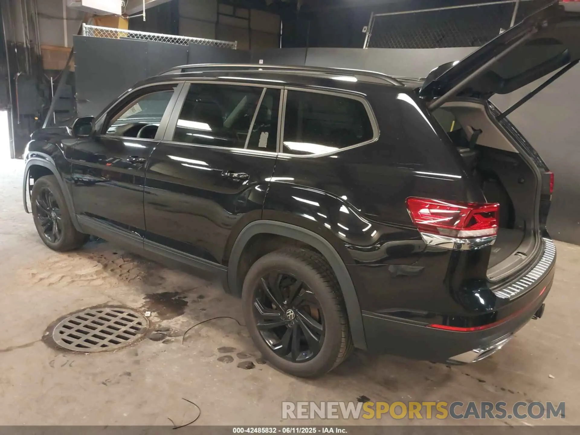 3 Photograph of a damaged car 1V2KR2CA1PC545467 VOLKSWAGEN ATLAS 2023