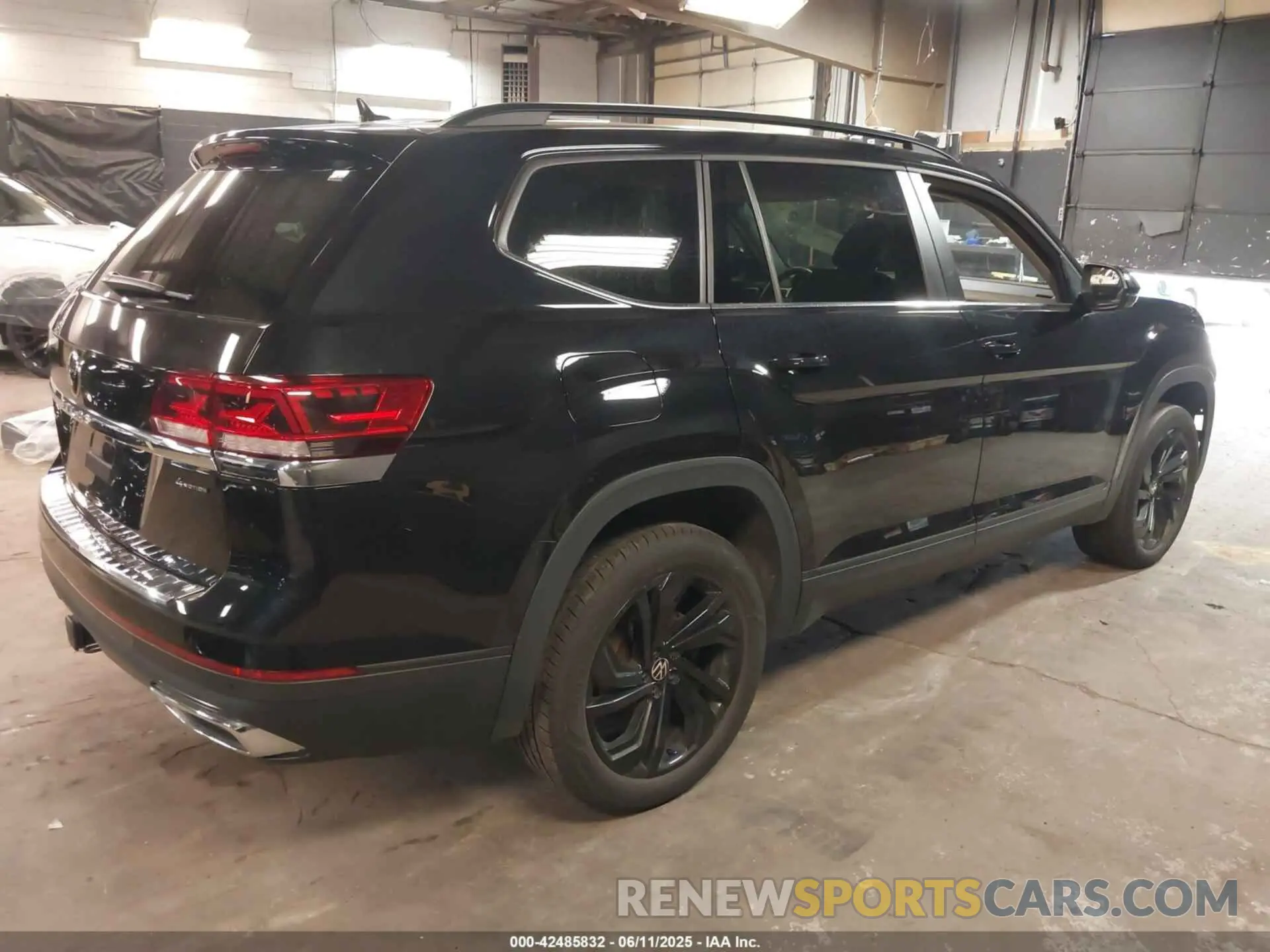 4 Photograph of a damaged car 1V2KR2CA1PC545467 VOLKSWAGEN ATLAS 2023