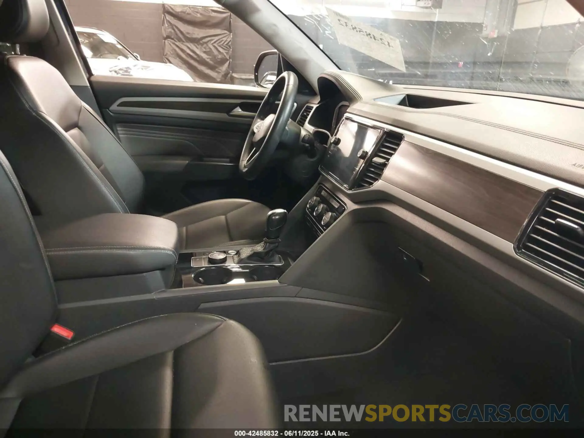 5 Photograph of a damaged car 1V2KR2CA1PC545467 VOLKSWAGEN ATLAS 2023