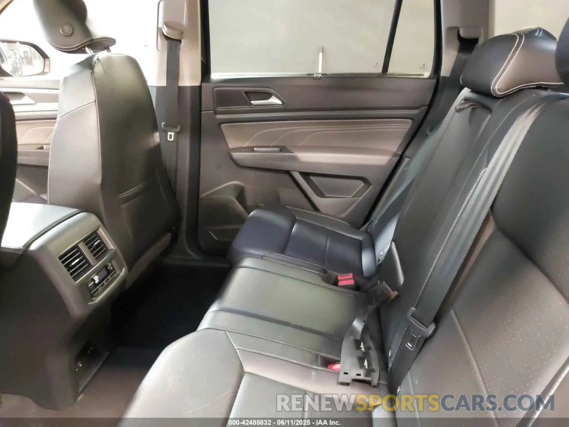 8 Photograph of a damaged car 1V2KR2CA1PC545467 VOLKSWAGEN ATLAS 2023