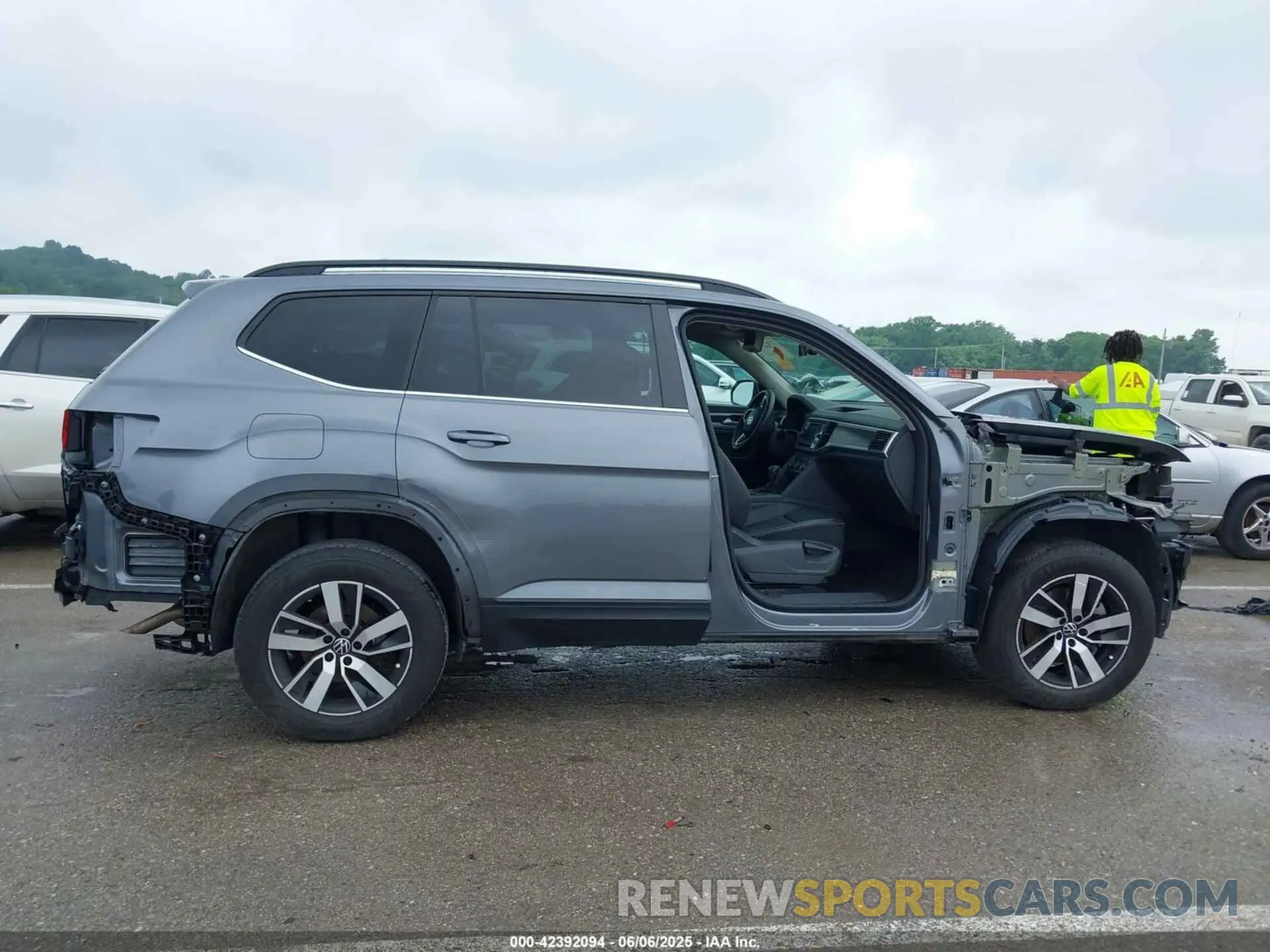 14 Photograph of a damaged car 1V2LP2CA0PC557927 VOLKSWAGEN ATLAS 2023