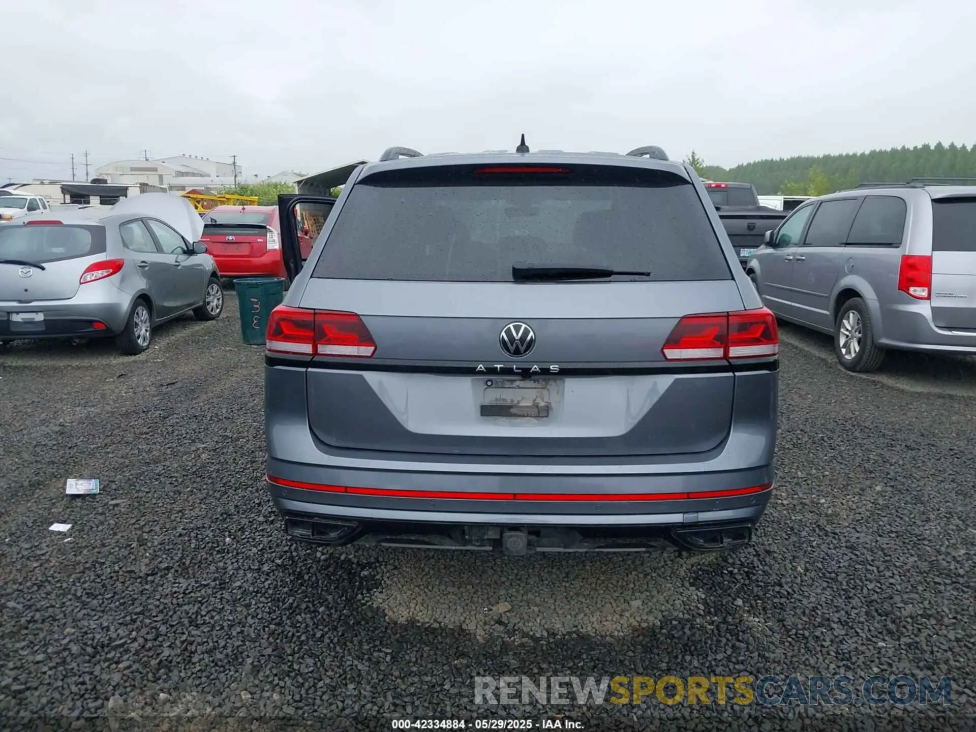 17 Photograph of a damaged car 1V2SR2CA5PC535282 VOLKSWAGEN ATLAS 2023