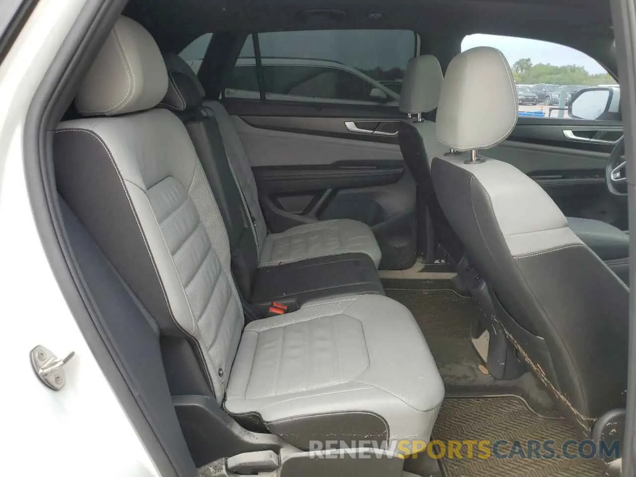 11 Photograph of a damaged car 1V2AE2CA1RC211093 VOLKSWAGEN ATLAS 2024