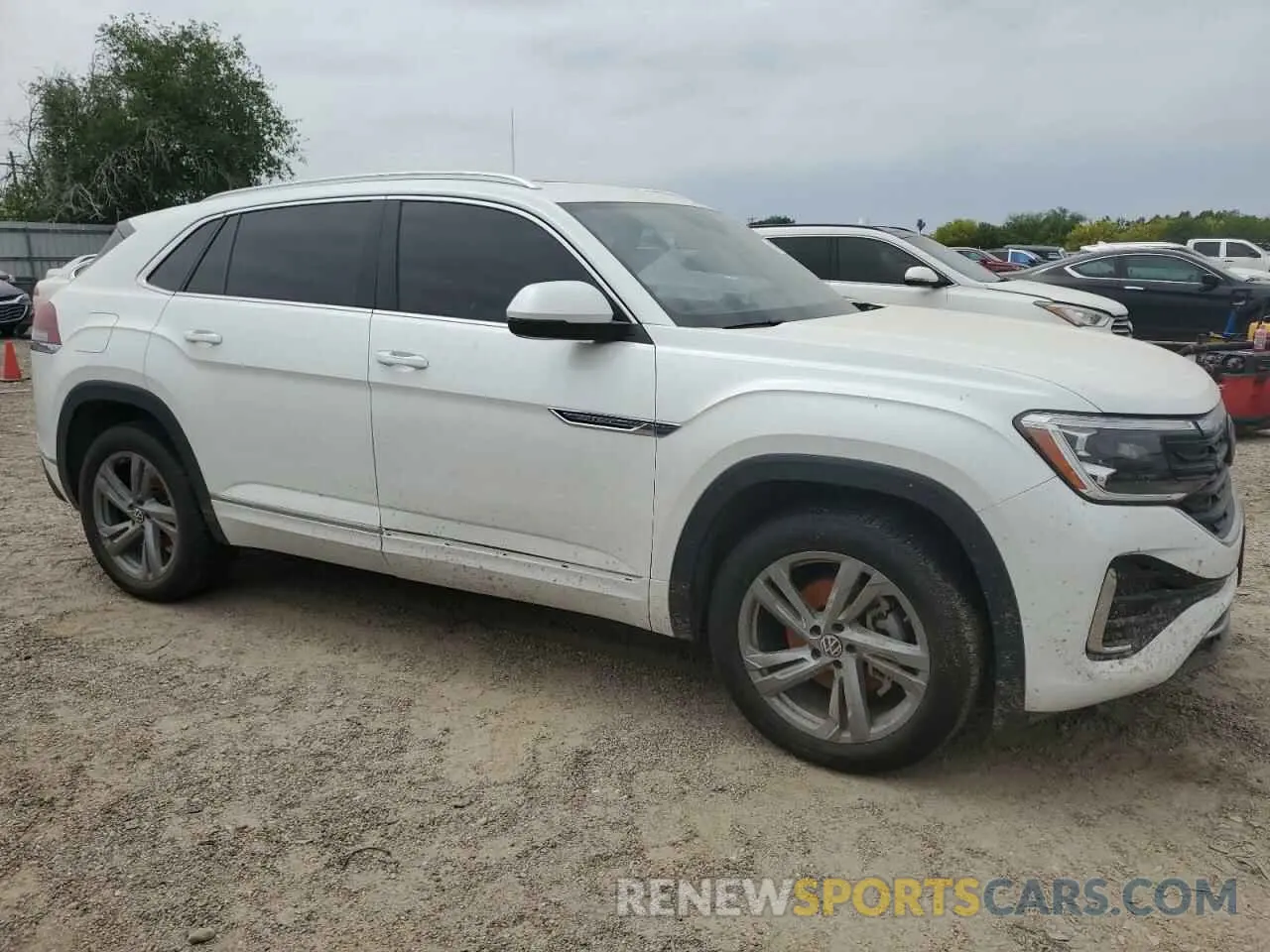 4 Photograph of a damaged car 1V2AE2CA1RC211093 VOLKSWAGEN ATLAS 2024