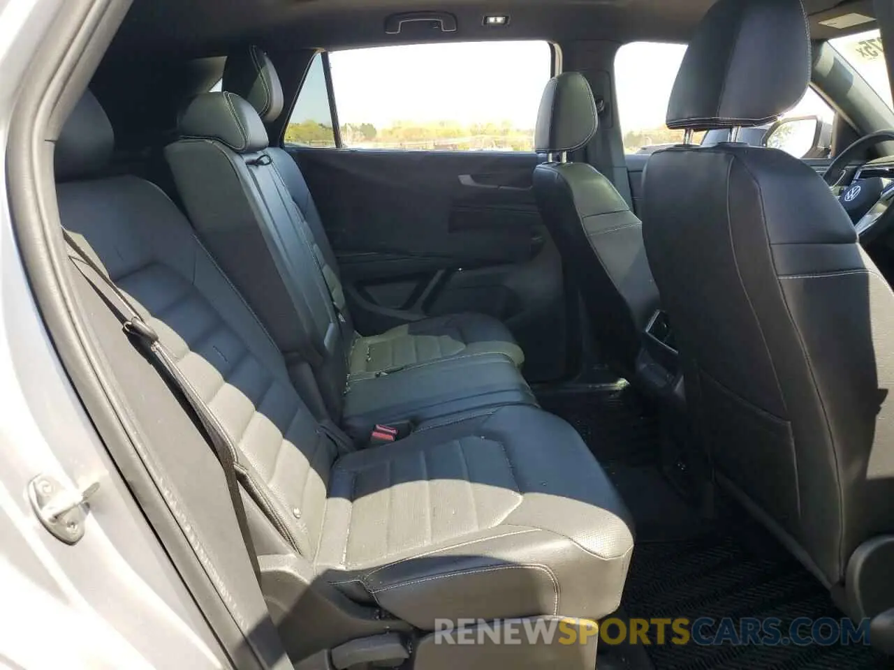11 Photograph of a damaged car 1V2AE2CA5RC229421 VOLKSWAGEN ATLAS 2024