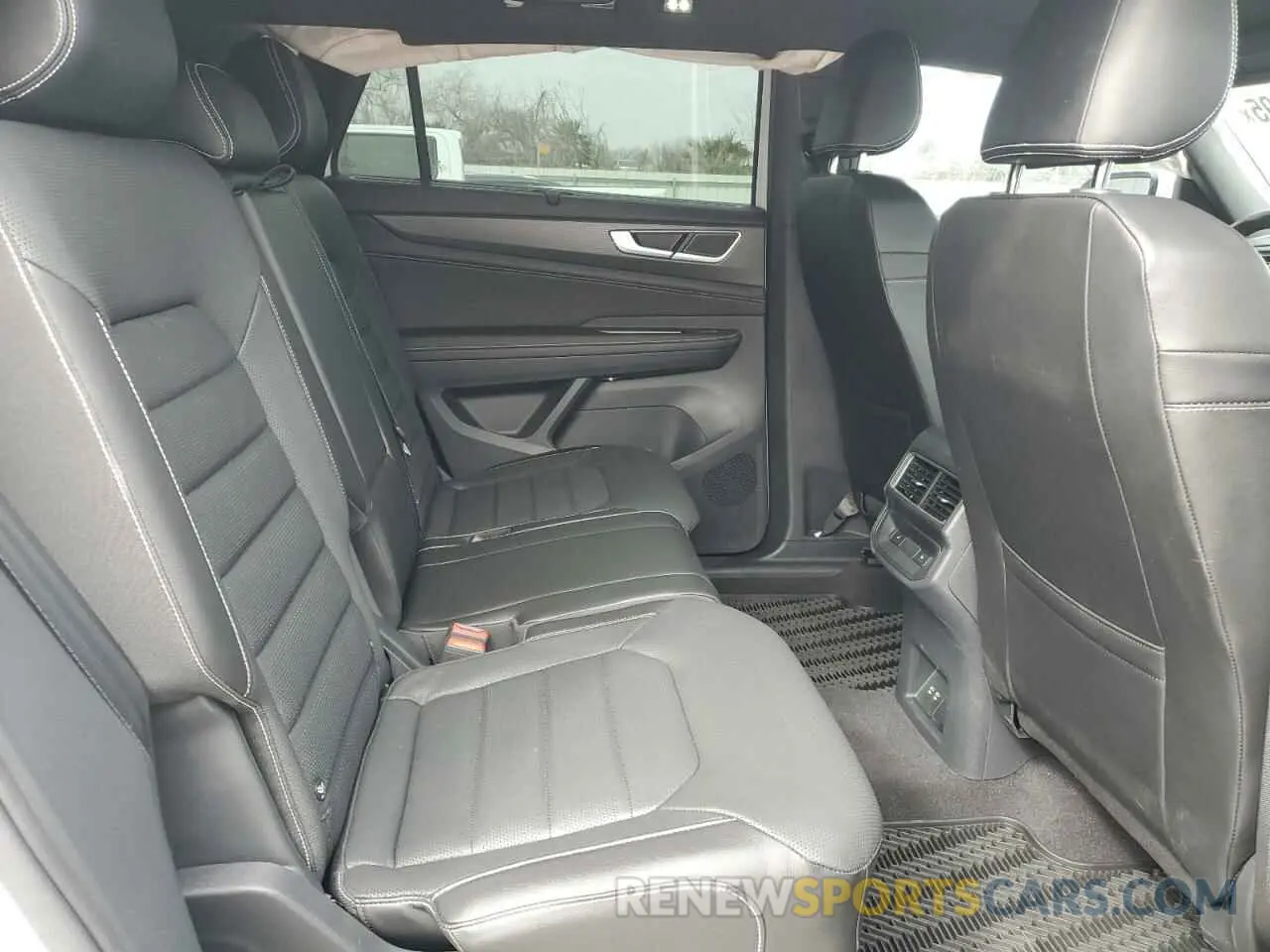 11 Photograph of a damaged car 1V2AE2CA5RC235798 VOLKSWAGEN ATLAS 2024