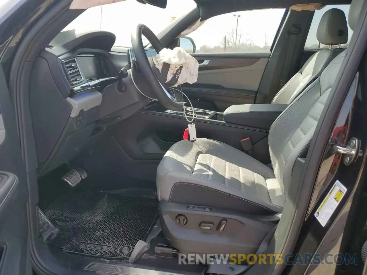 7 Photograph of a damaged car 1V2AE2CAXRC228149 VOLKSWAGEN ATLAS 2024