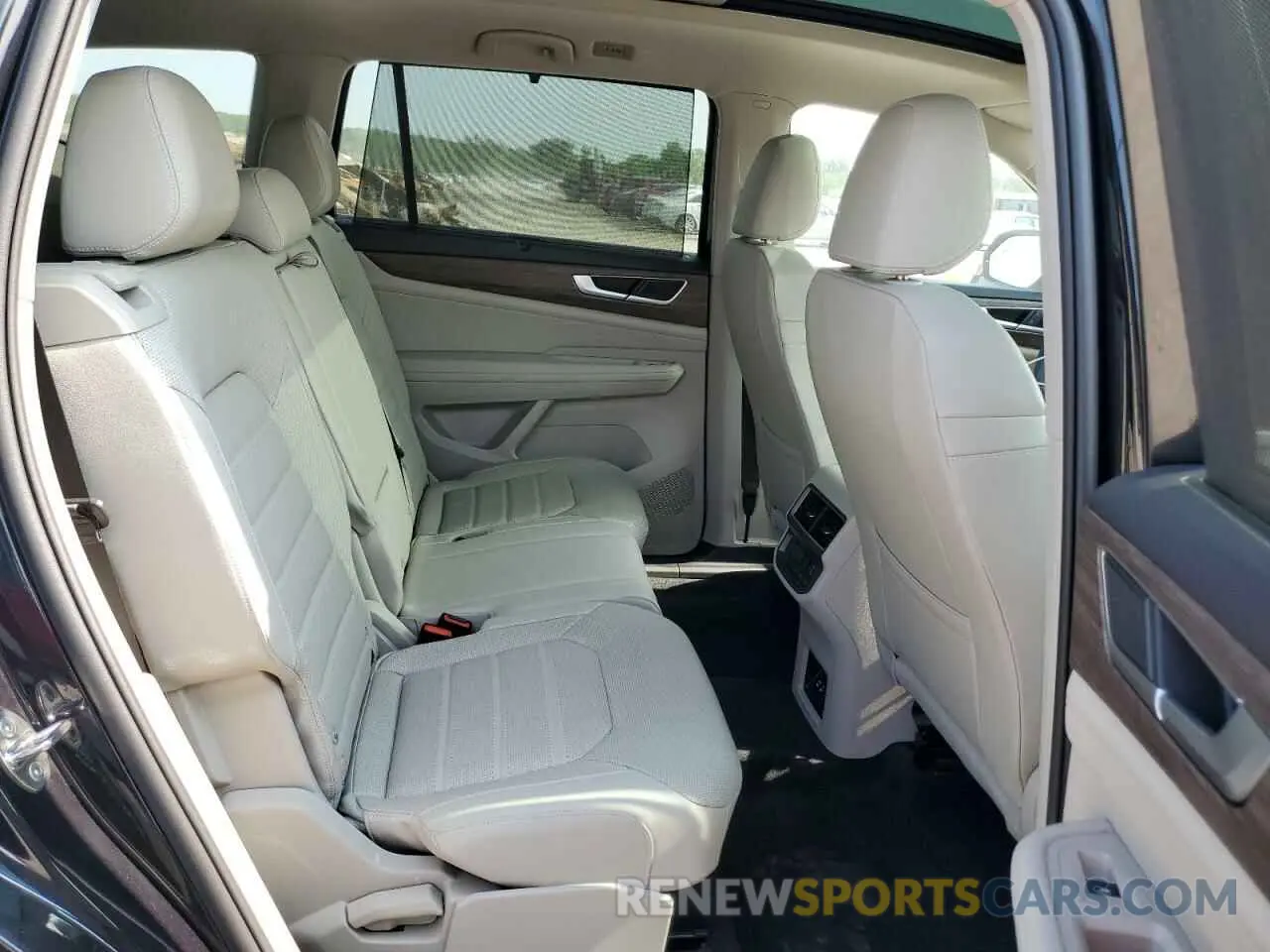 11 Photograph of a damaged car 1V2BR2CA9RC586318 VOLKSWAGEN ATLAS 2024