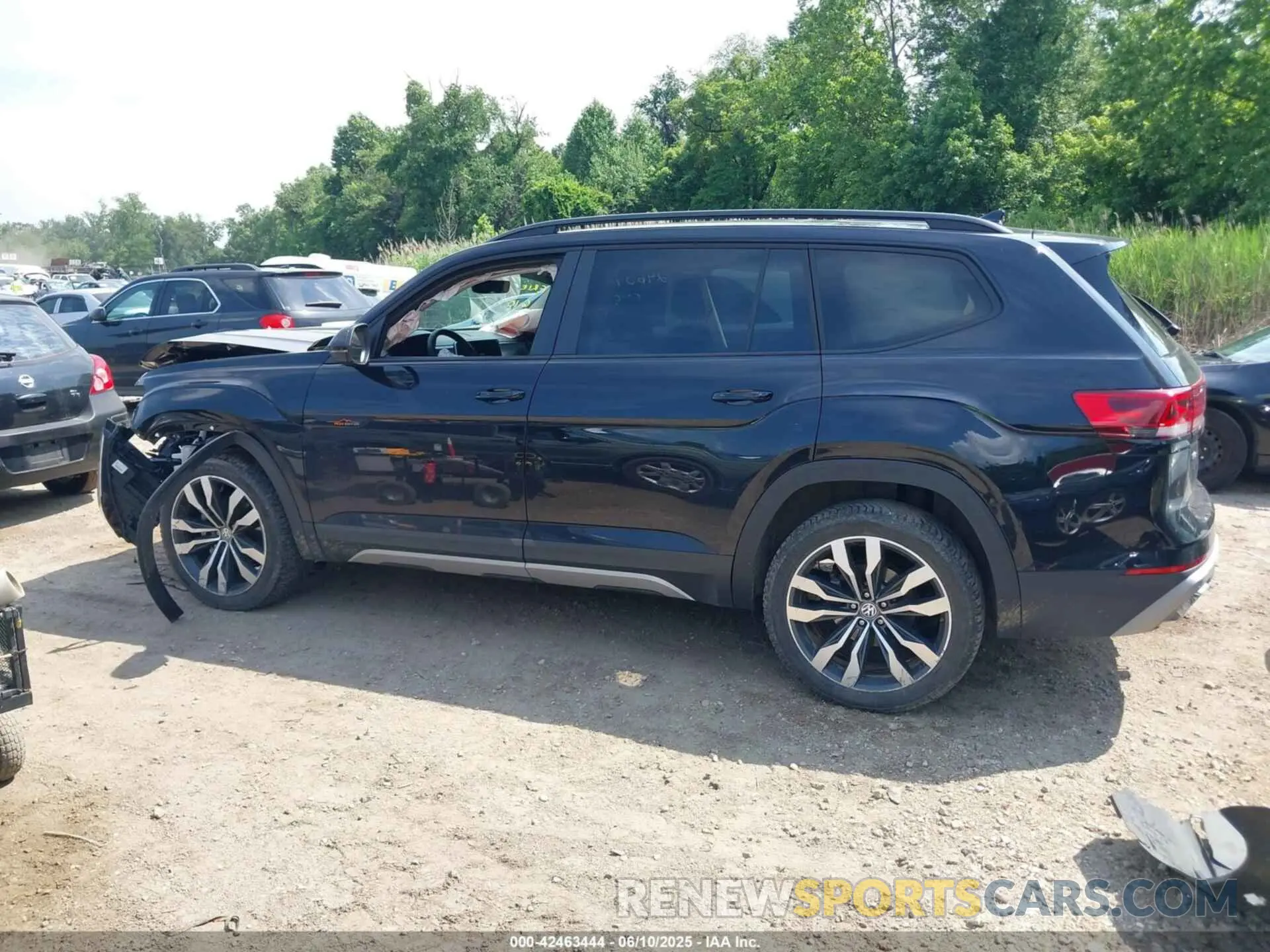 14 Photograph of a damaged car 1V2CR2CA4RC579670 VOLKSWAGEN ATLAS 2024