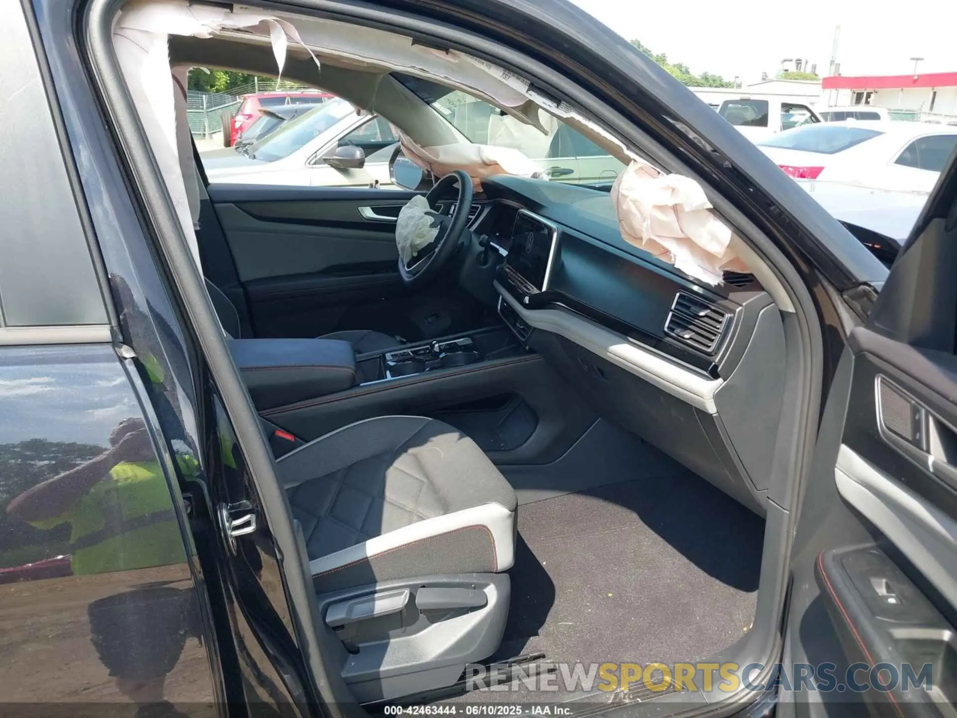 5 Photograph of a damaged car 1V2CR2CA4RC579670 VOLKSWAGEN ATLAS 2024