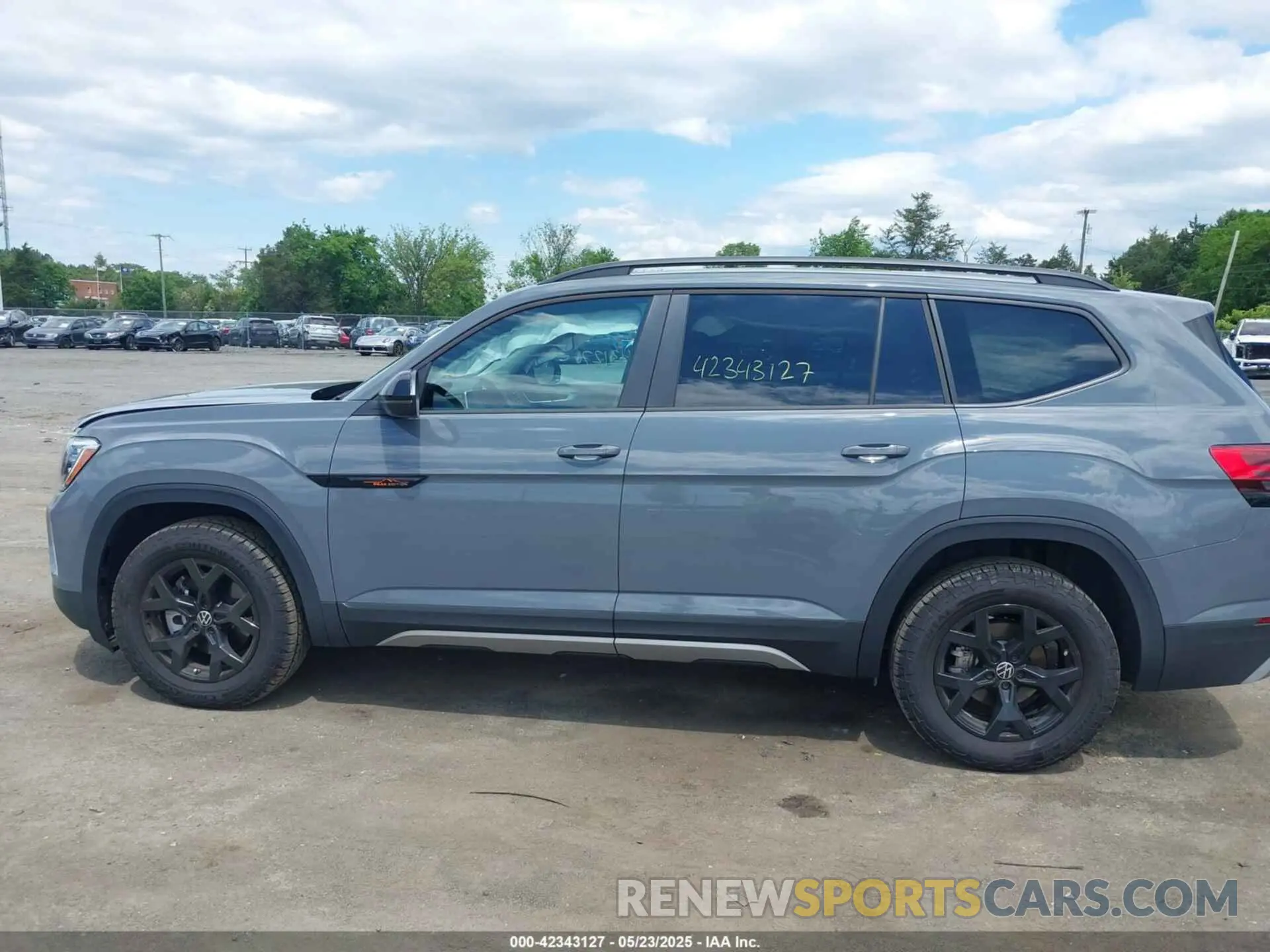 14 Photograph of a damaged car 1V2CR2CA8RC561771 VOLKSWAGEN ATLAS 2024