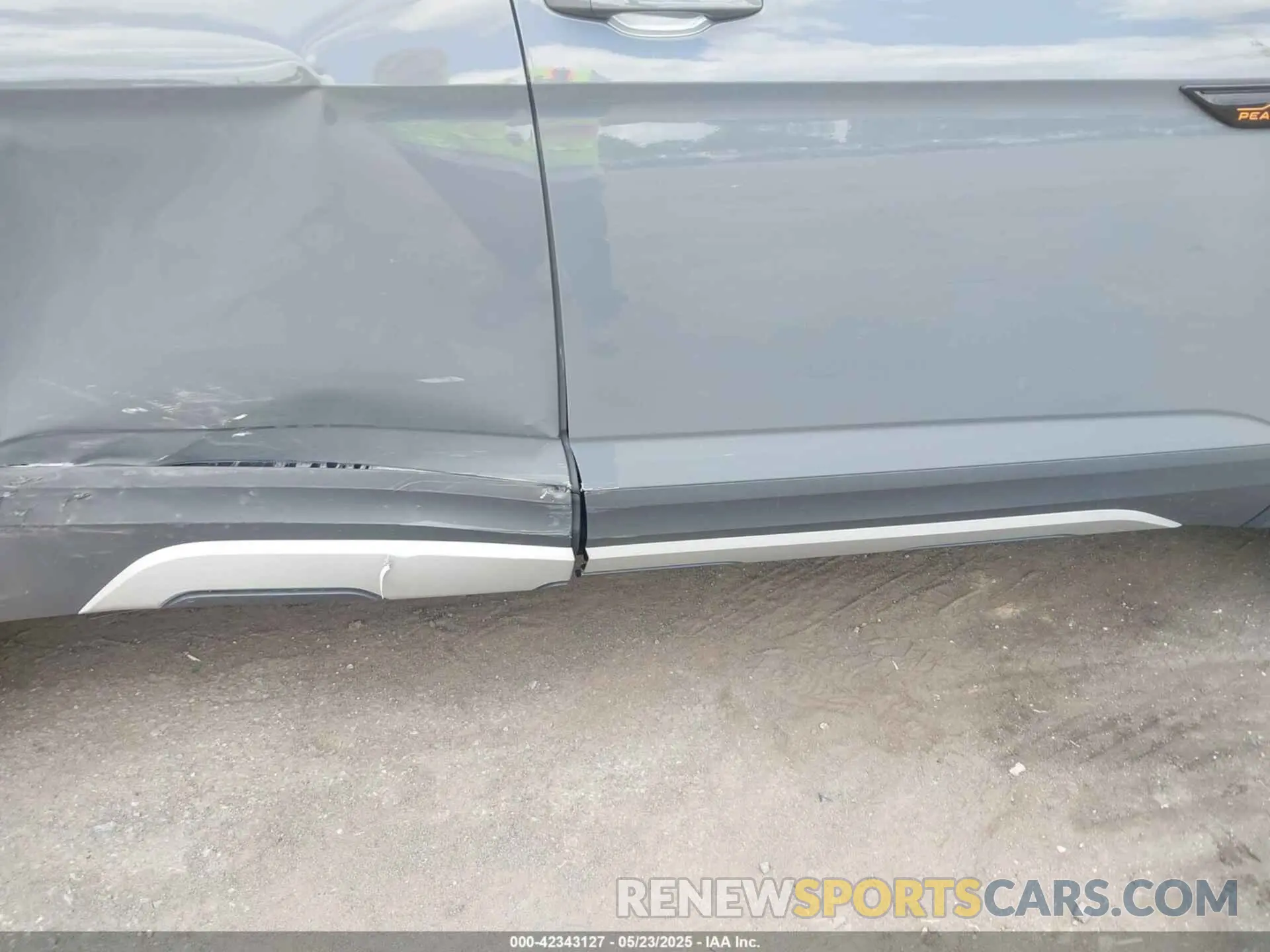 6 Photograph of a damaged car 1V2CR2CA8RC561771 VOLKSWAGEN ATLAS 2024