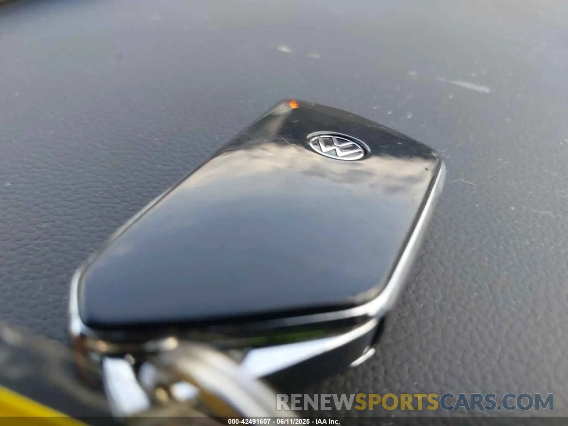 11 Photograph of a damaged car 1V2DR2CA1RC576374 VOLKSWAGEN ATLAS 2024