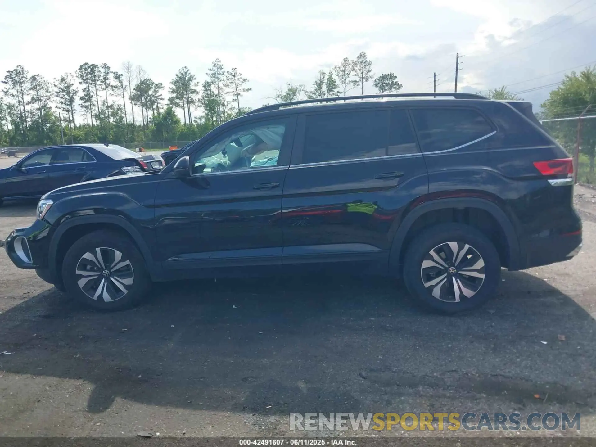 14 Photograph of a damaged car 1V2DR2CA1RC576374 VOLKSWAGEN ATLAS 2024