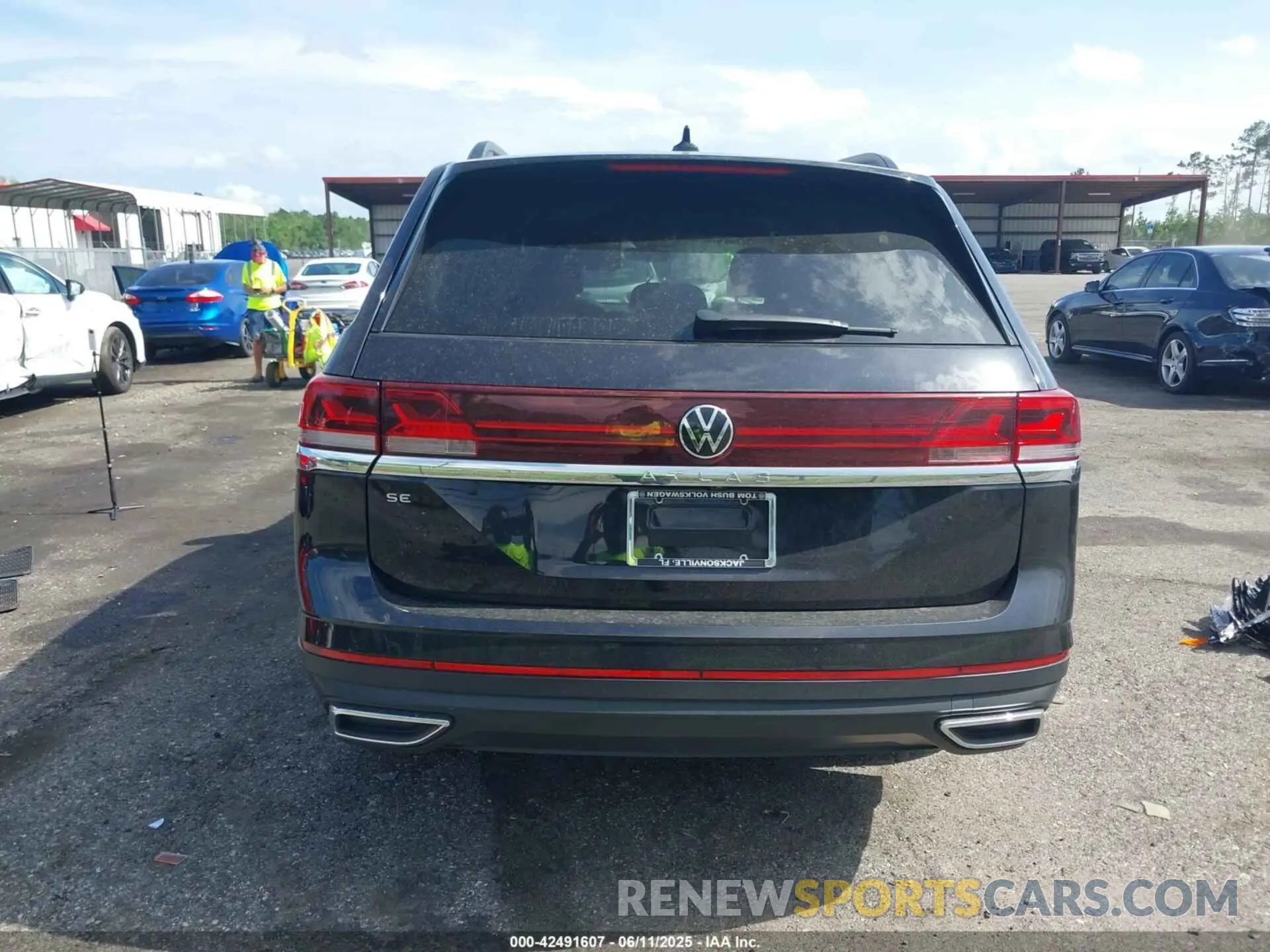 16 Photograph of a damaged car 1V2DR2CA1RC576374 VOLKSWAGEN ATLAS 2024