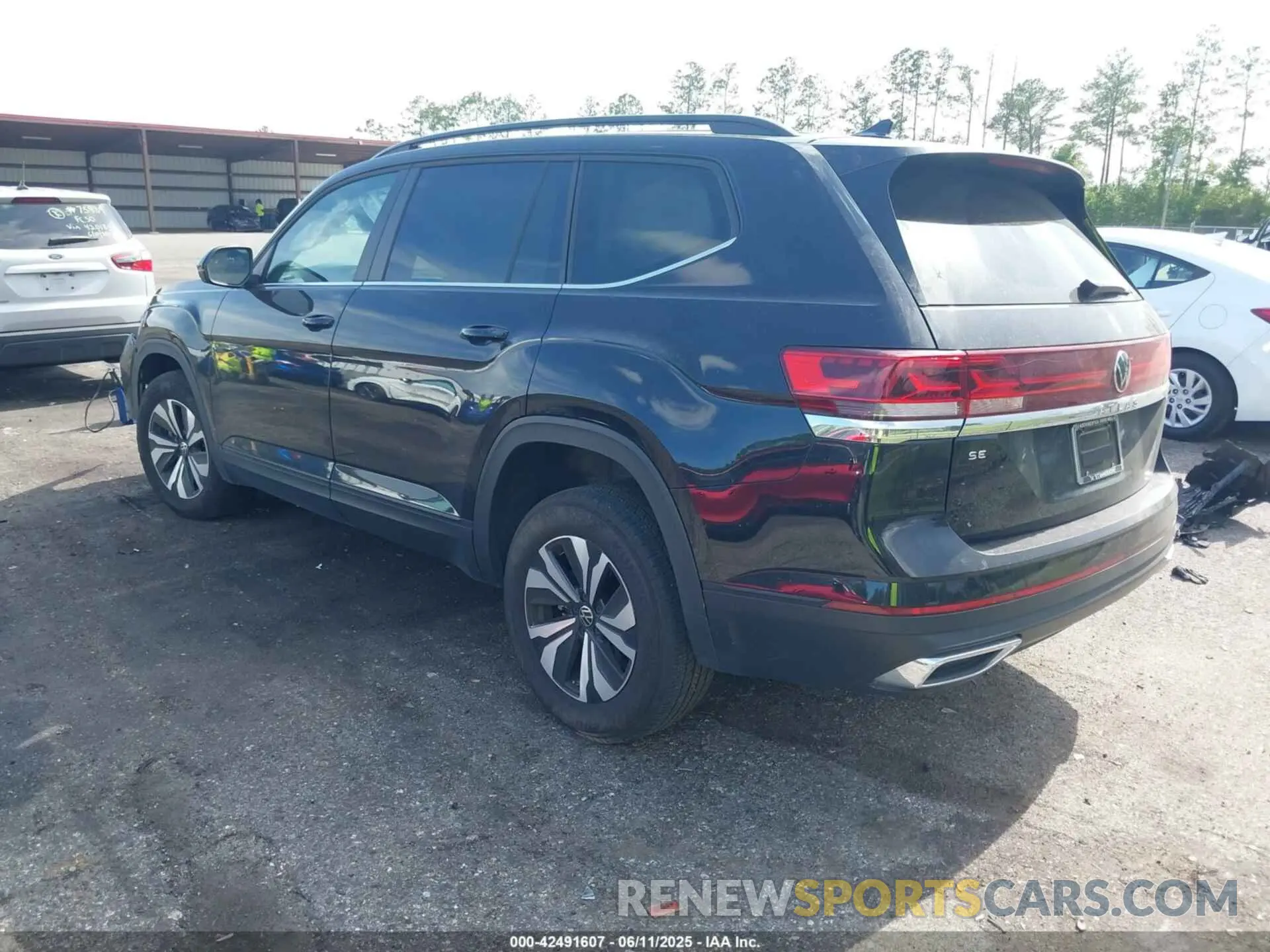 3 Photograph of a damaged car 1V2DR2CA1RC576374 VOLKSWAGEN ATLAS 2024