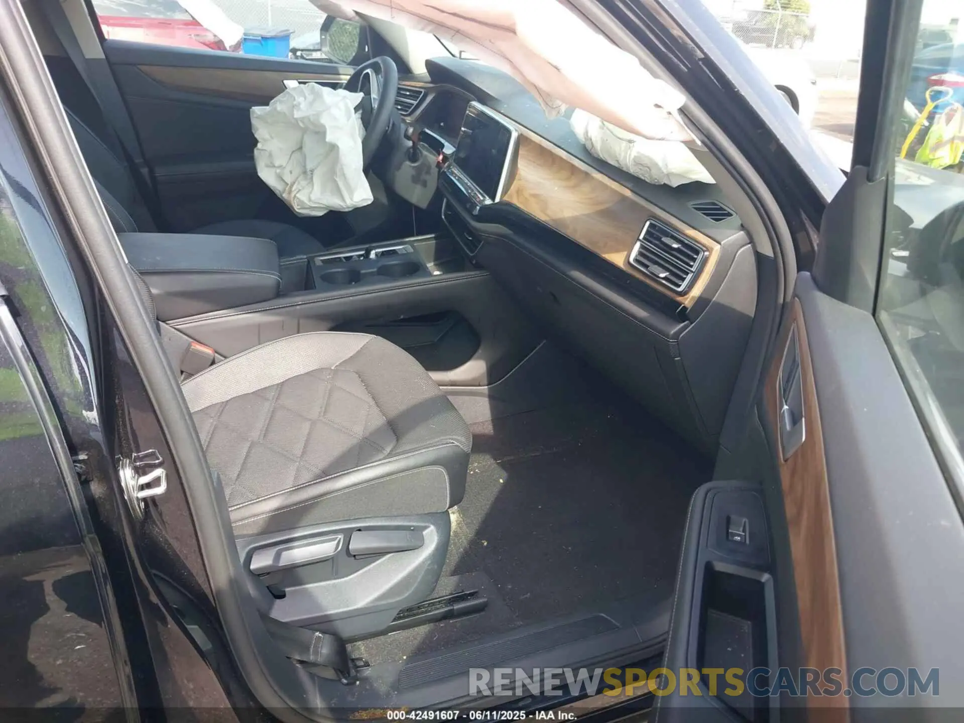 5 Photograph of a damaged car 1V2DR2CA1RC576374 VOLKSWAGEN ATLAS 2024