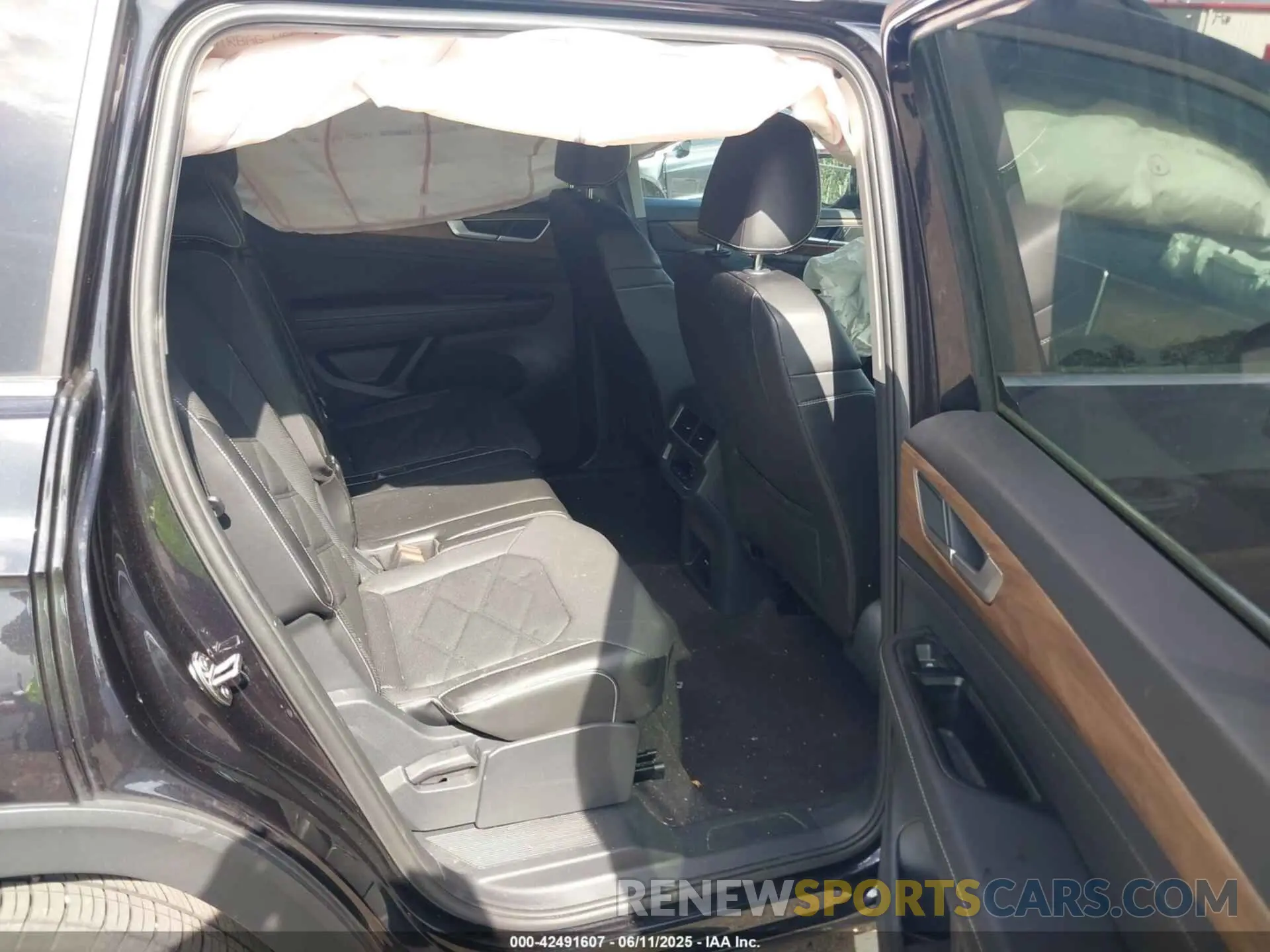 8 Photograph of a damaged car 1V2DR2CA1RC576374 VOLKSWAGEN ATLAS 2024
