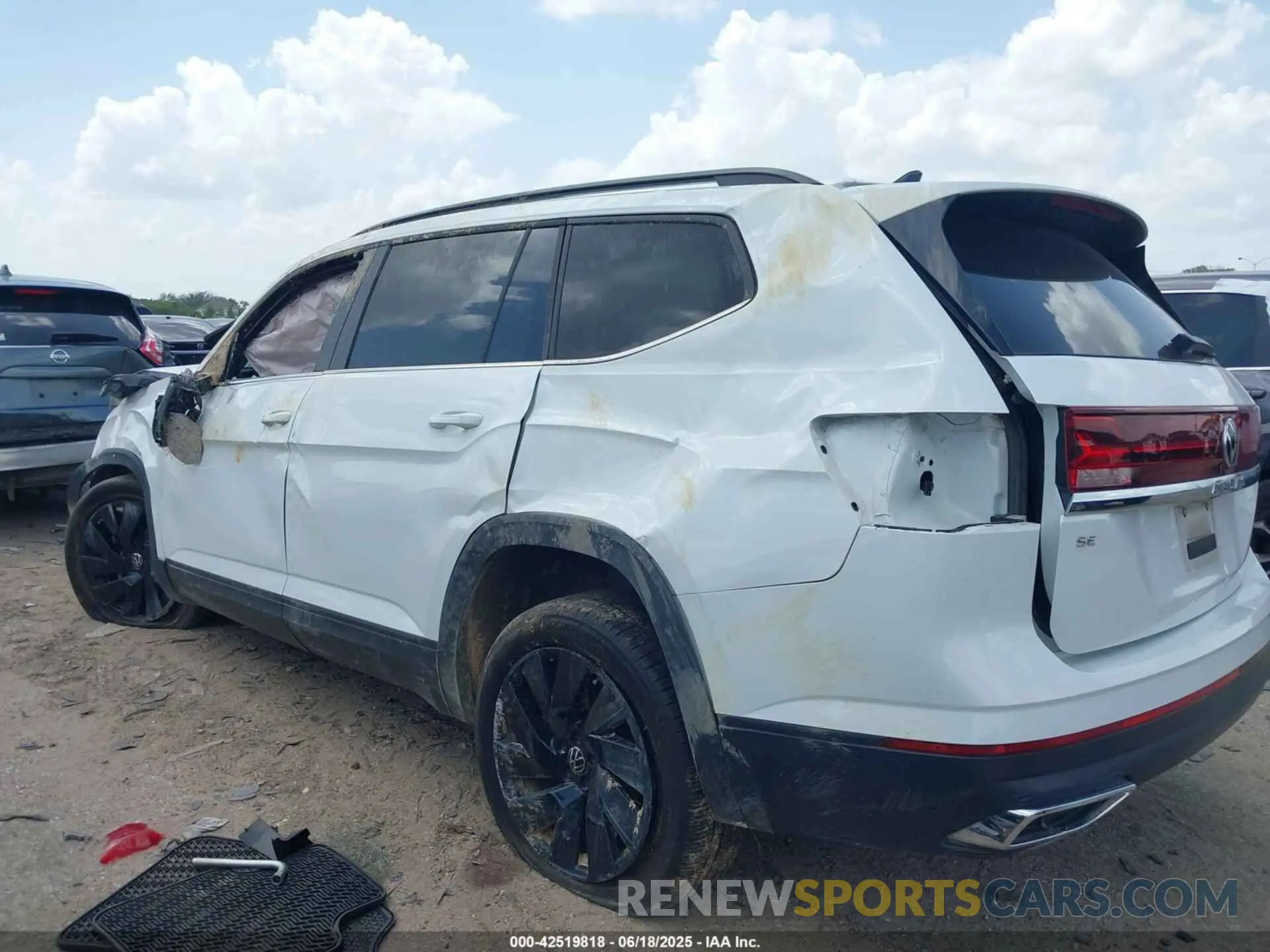 3 Photograph of a damaged car 1V2DR2CA6RC615007 VOLKSWAGEN ATLAS 2024