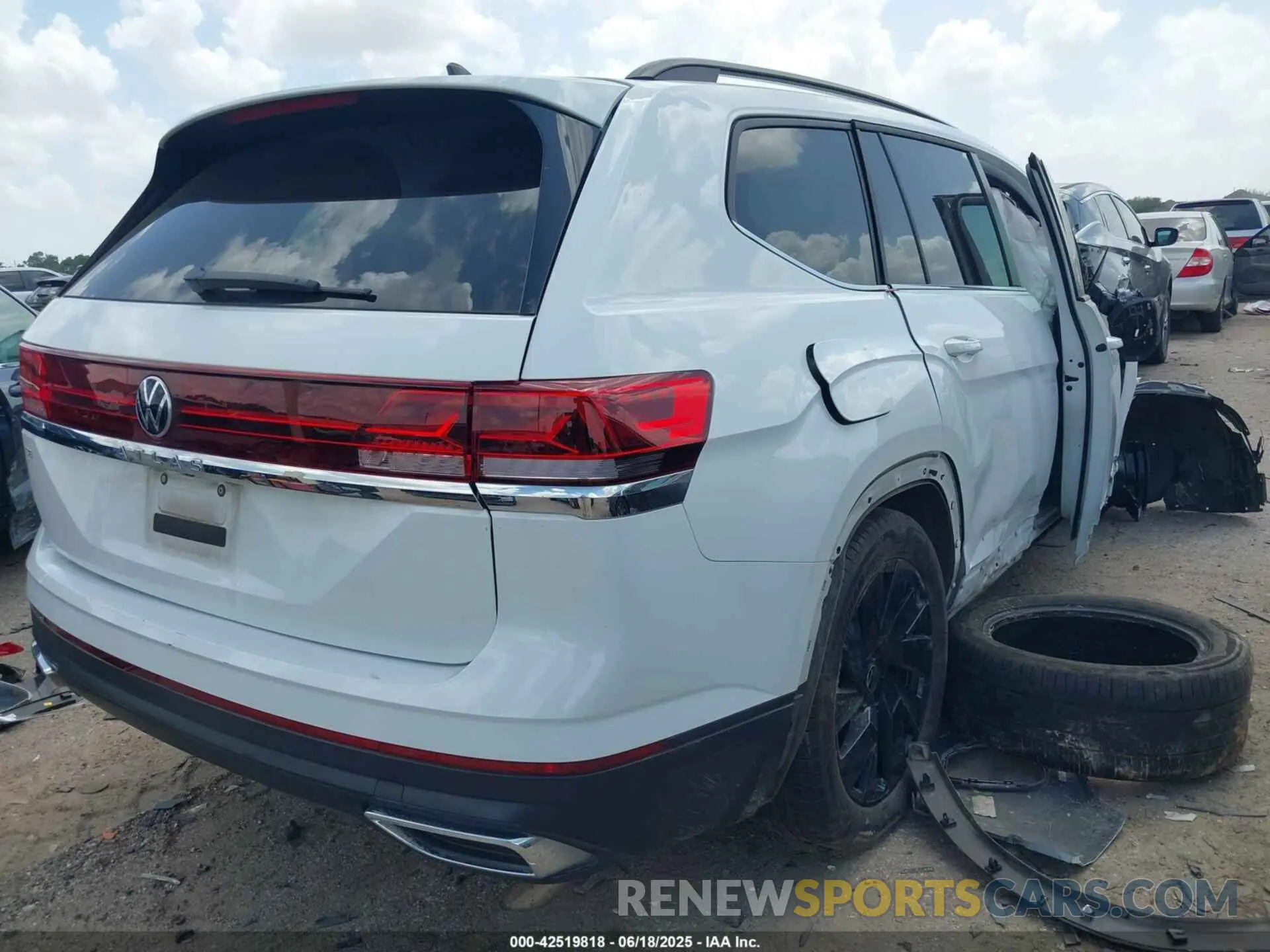 4 Photograph of a damaged car 1V2DR2CA6RC615007 VOLKSWAGEN ATLAS 2024