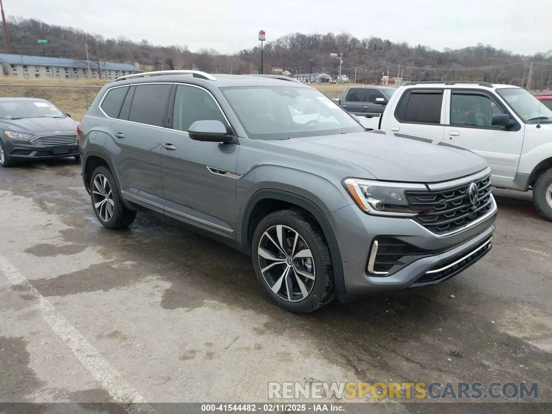 1 Photograph of a damaged car 1V2FR2CA0RC523772 VOLKSWAGEN ATLAS 2024