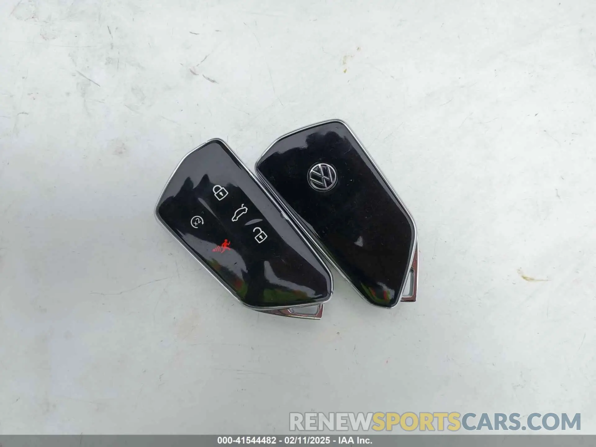 11 Photograph of a damaged car 1V2FR2CA0RC523772 VOLKSWAGEN ATLAS 2024