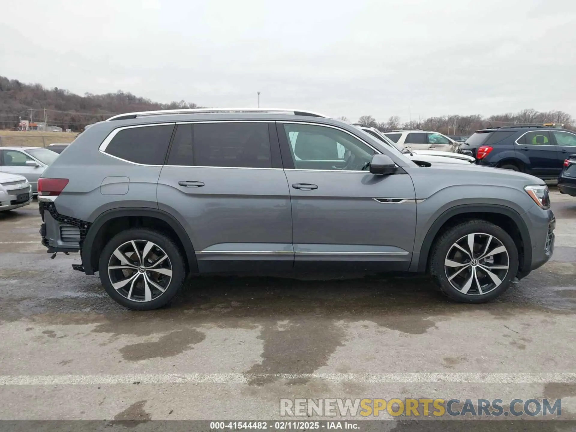 14 Photograph of a damaged car 1V2FR2CA0RC523772 VOLKSWAGEN ATLAS 2024