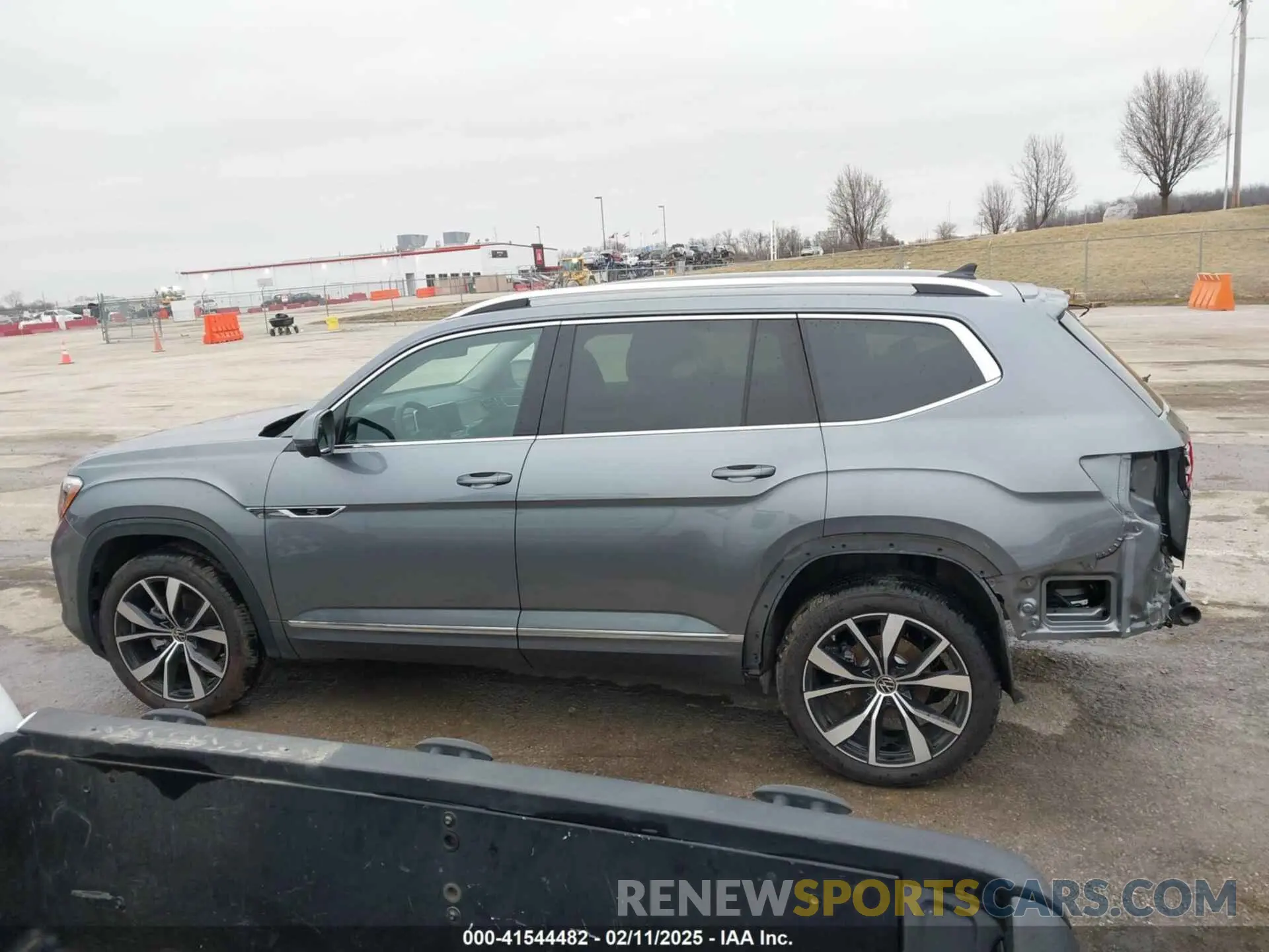 15 Photograph of a damaged car 1V2FR2CA0RC523772 VOLKSWAGEN ATLAS 2024