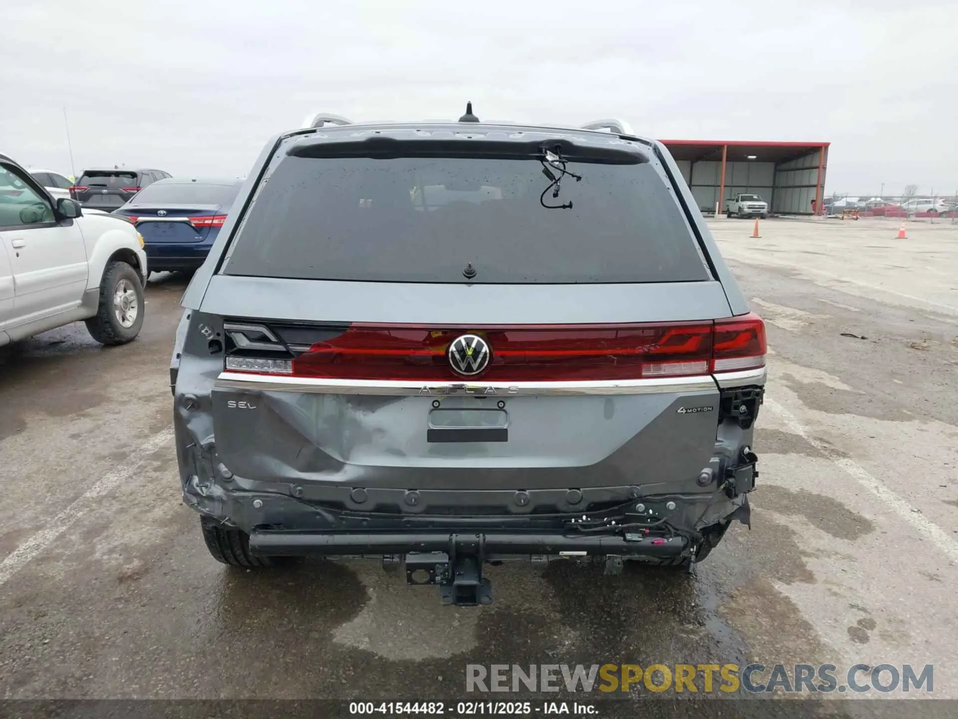 17 Photograph of a damaged car 1V2FR2CA0RC523772 VOLKSWAGEN ATLAS 2024