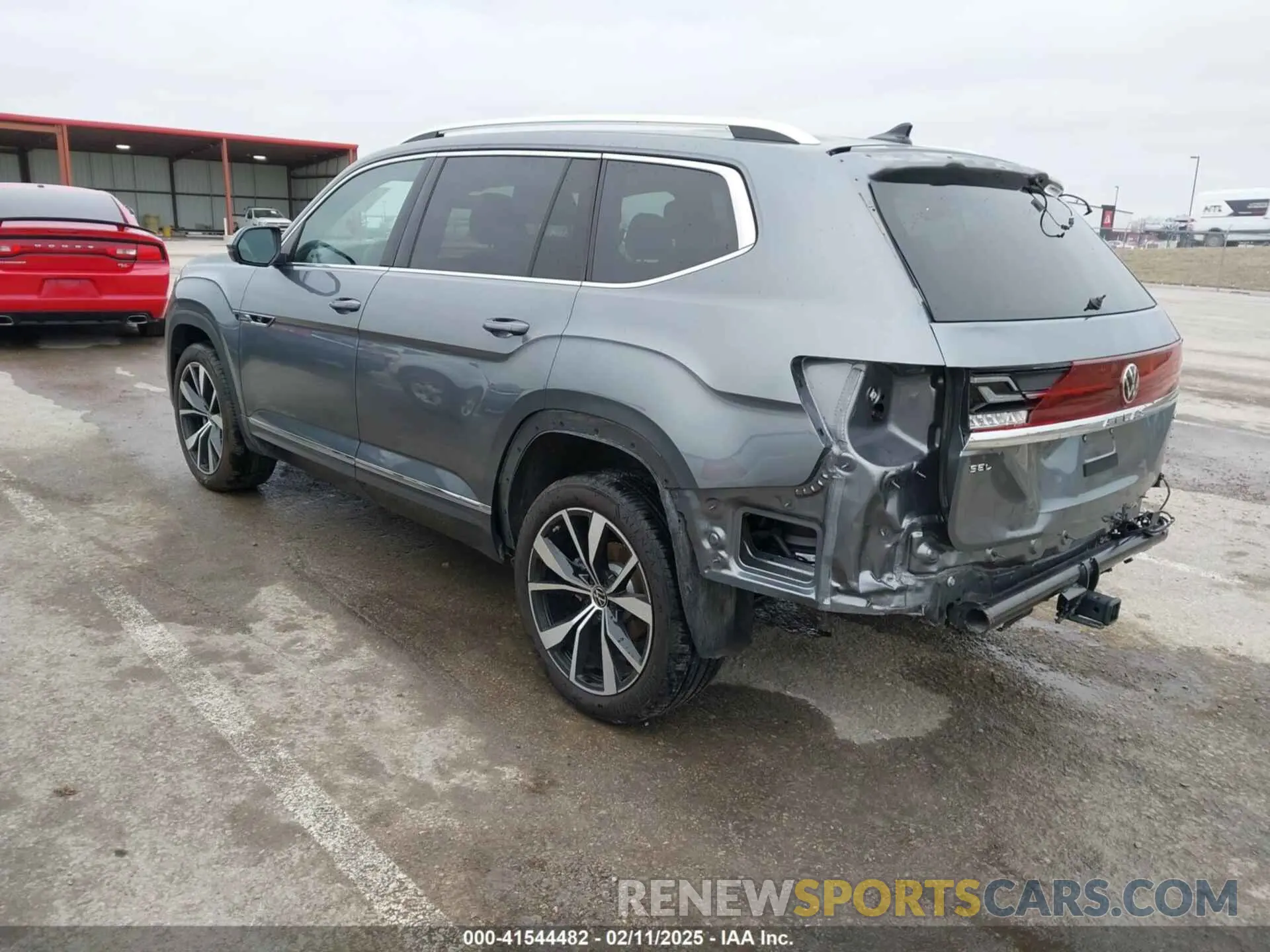 3 Photograph of a damaged car 1V2FR2CA0RC523772 VOLKSWAGEN ATLAS 2024