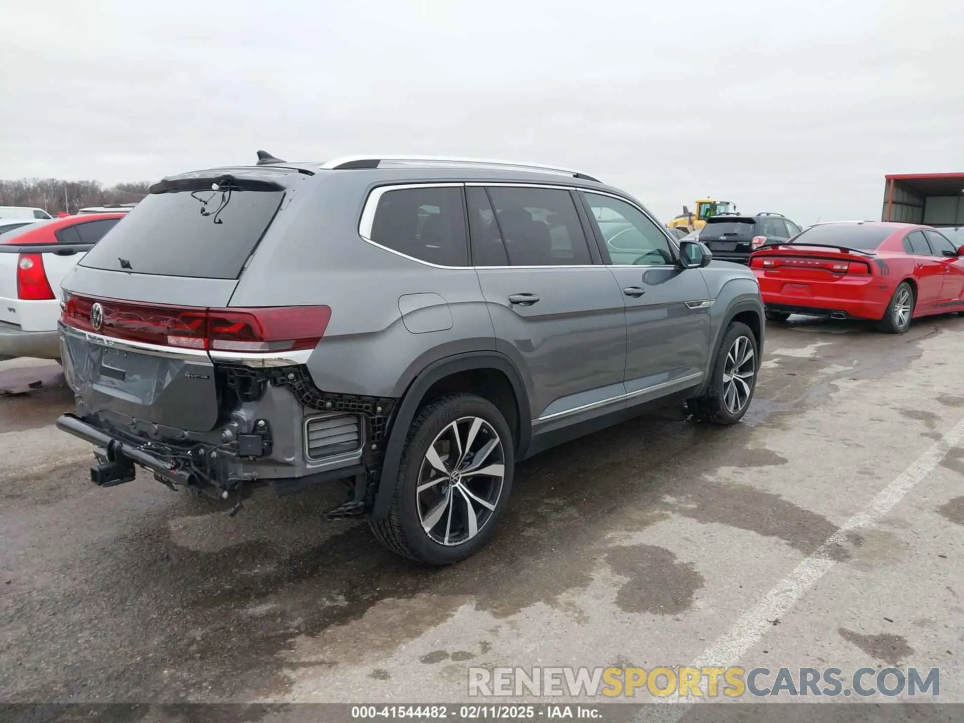 4 Photograph of a damaged car 1V2FR2CA0RC523772 VOLKSWAGEN ATLAS 2024