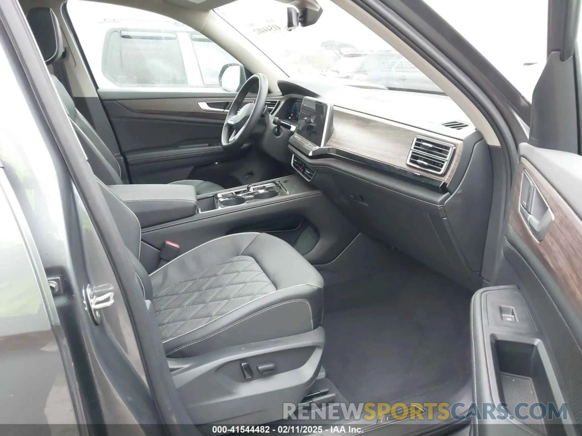 5 Photograph of a damaged car 1V2FR2CA0RC523772 VOLKSWAGEN ATLAS 2024