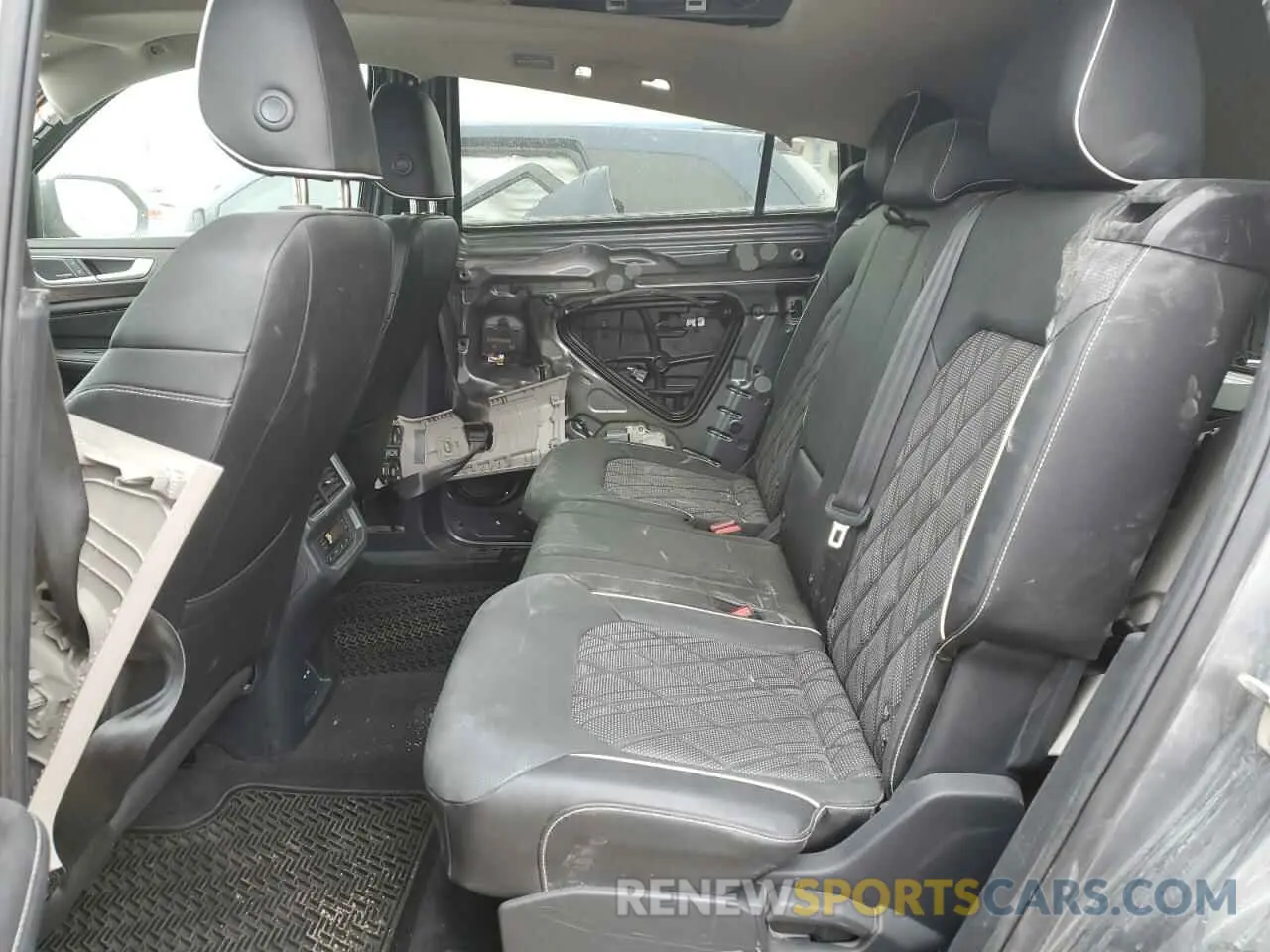 11 Photograph of a damaged car 1V2FR2CA1RC520945 VOLKSWAGEN ATLAS 2024