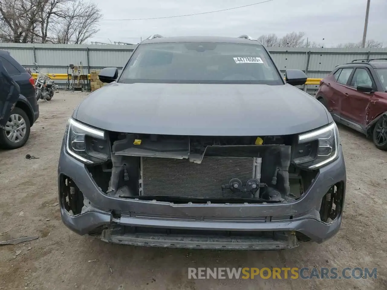 5 Photograph of a damaged car 1V2FR2CA1RC520945 VOLKSWAGEN ATLAS 2024