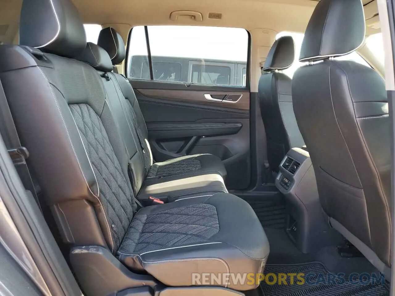 11 Photograph of a damaged car 1V2FR2CA1RC553900 VOLKSWAGEN ATLAS 2024