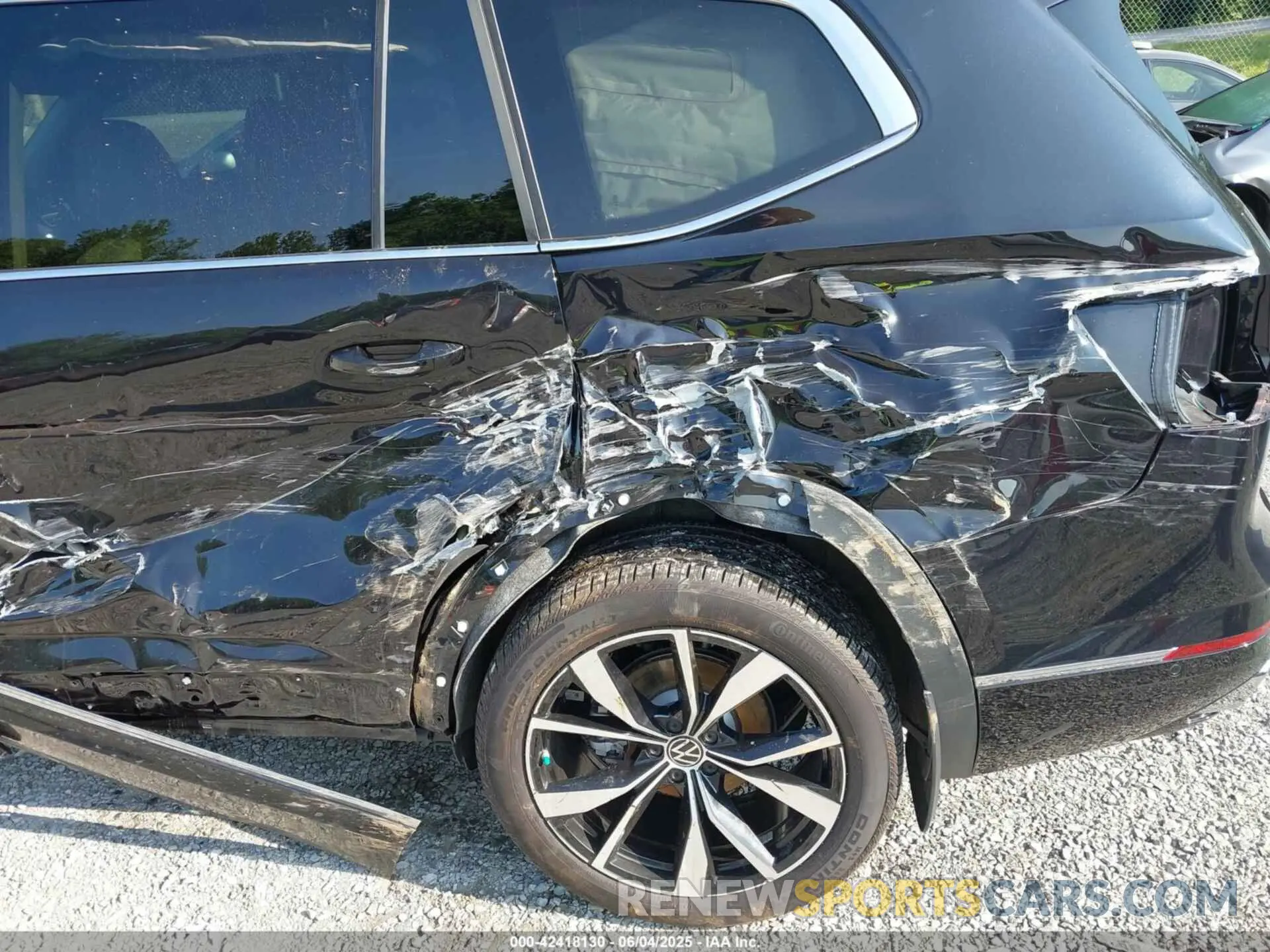 17 Photograph of a damaged car 1V2FR2CA2RC598392 VOLKSWAGEN ATLAS 2024