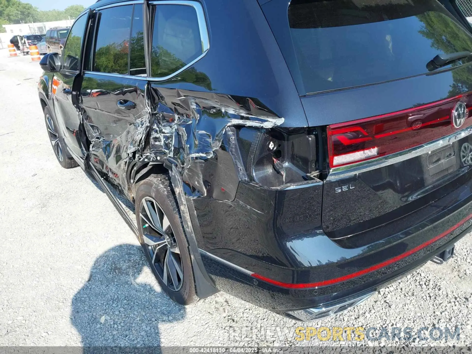 18 Photograph of a damaged car 1V2FR2CA2RC598392 VOLKSWAGEN ATLAS 2024