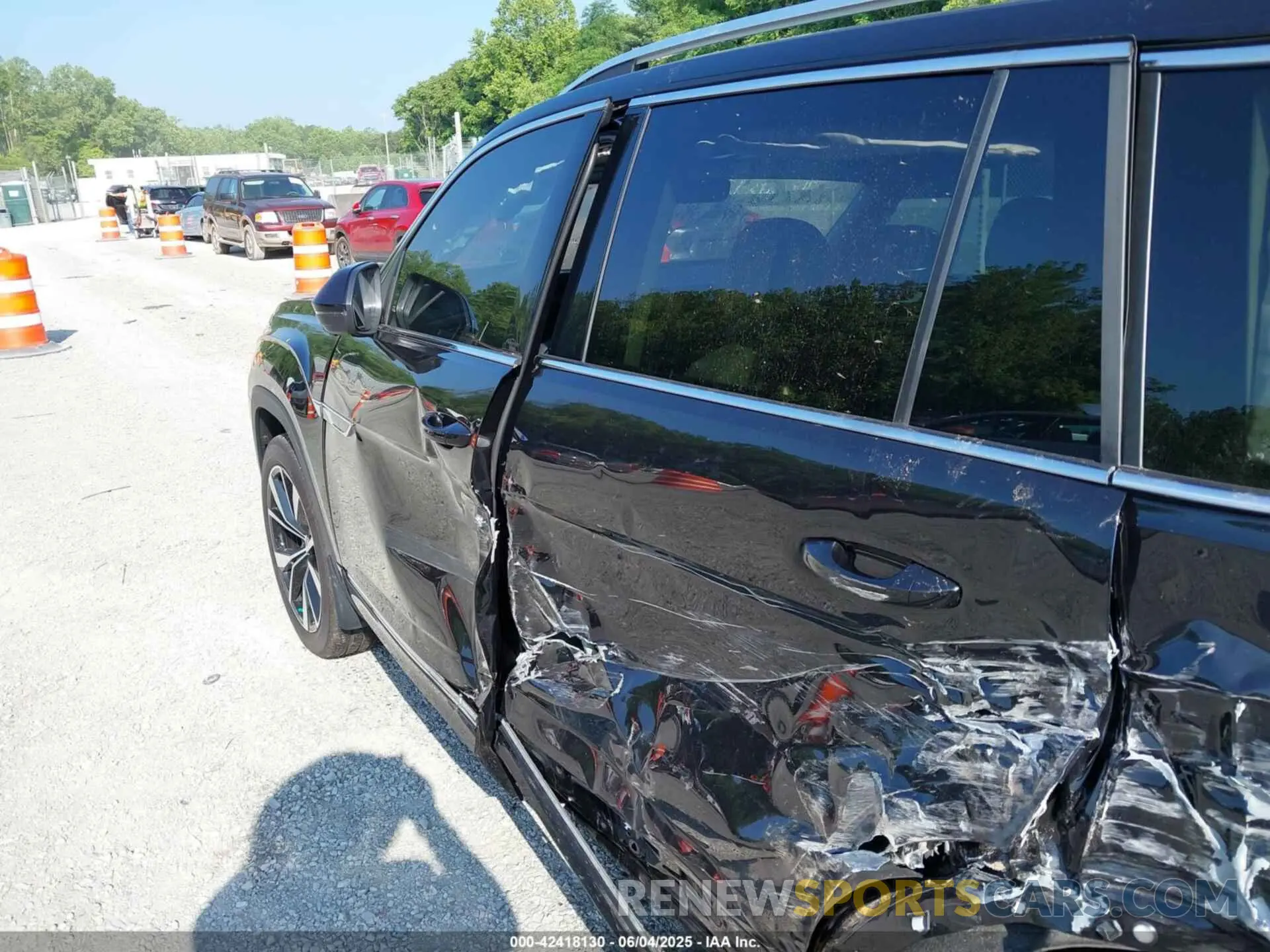 19 Photograph of a damaged car 1V2FR2CA2RC598392 VOLKSWAGEN ATLAS 2024